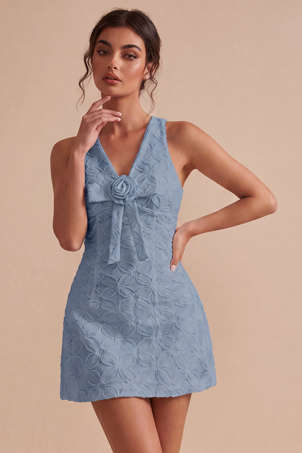 Vestido blanco corto de corte A con cuello de pico y flores en 3D