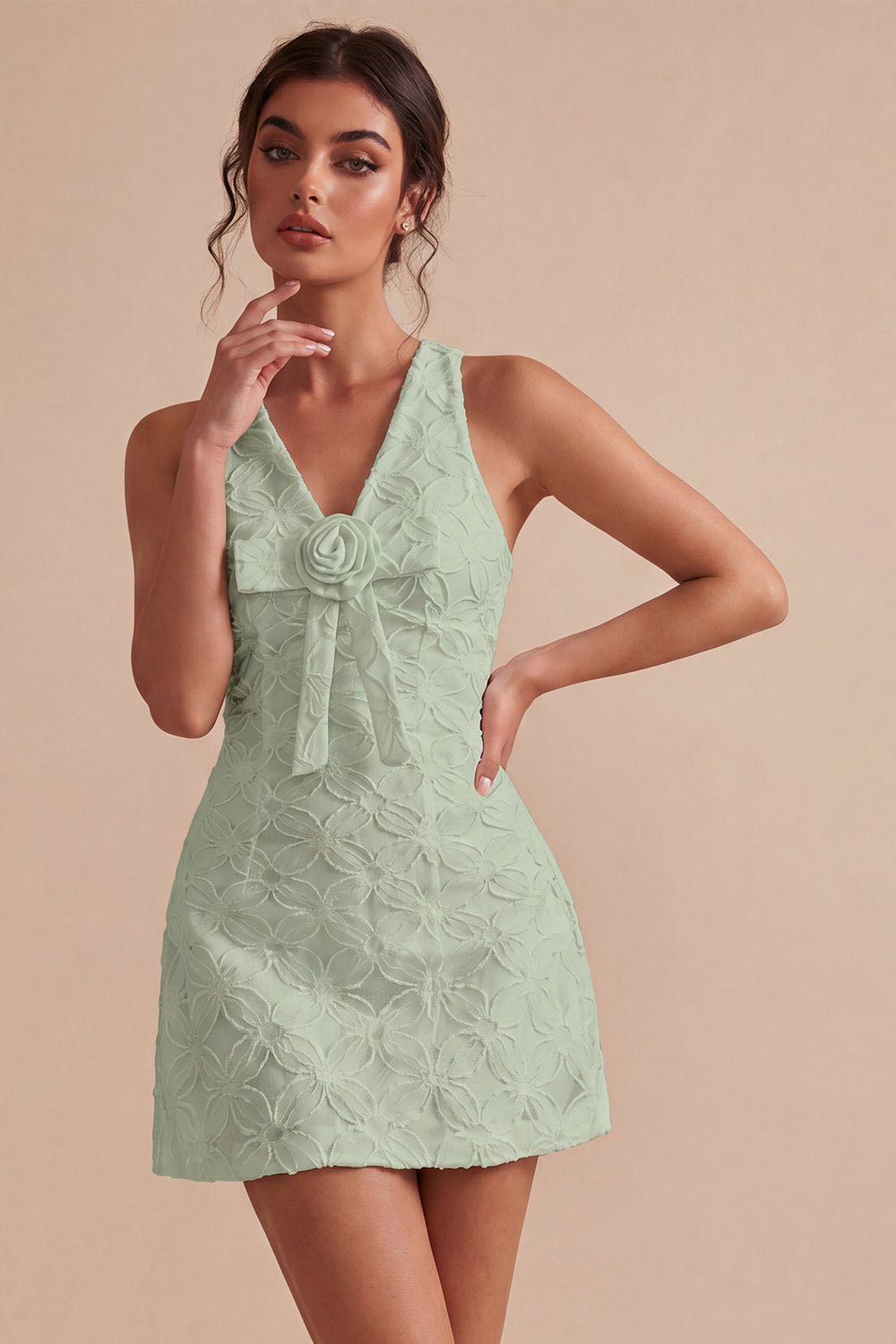 Vestido blanco corto de corte A con cuello de pico y flores en 3D