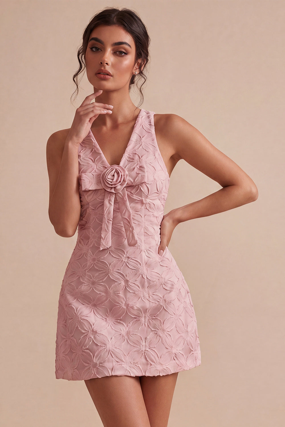 Vestido blanco corto de corte A con cuello de pico y flores en 3D