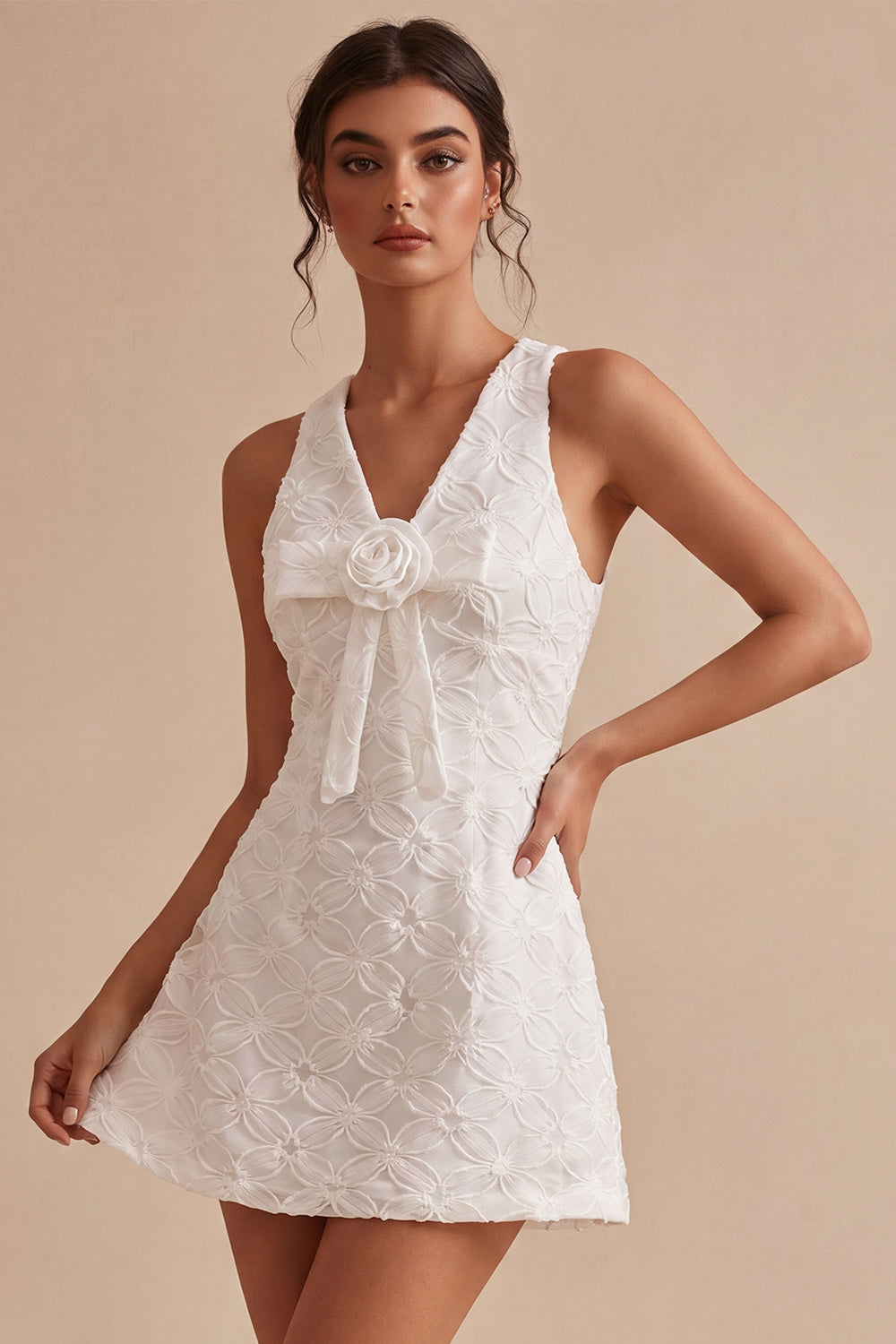 Vestido blanco corto de corte A con cuello de pico y flores en 3D