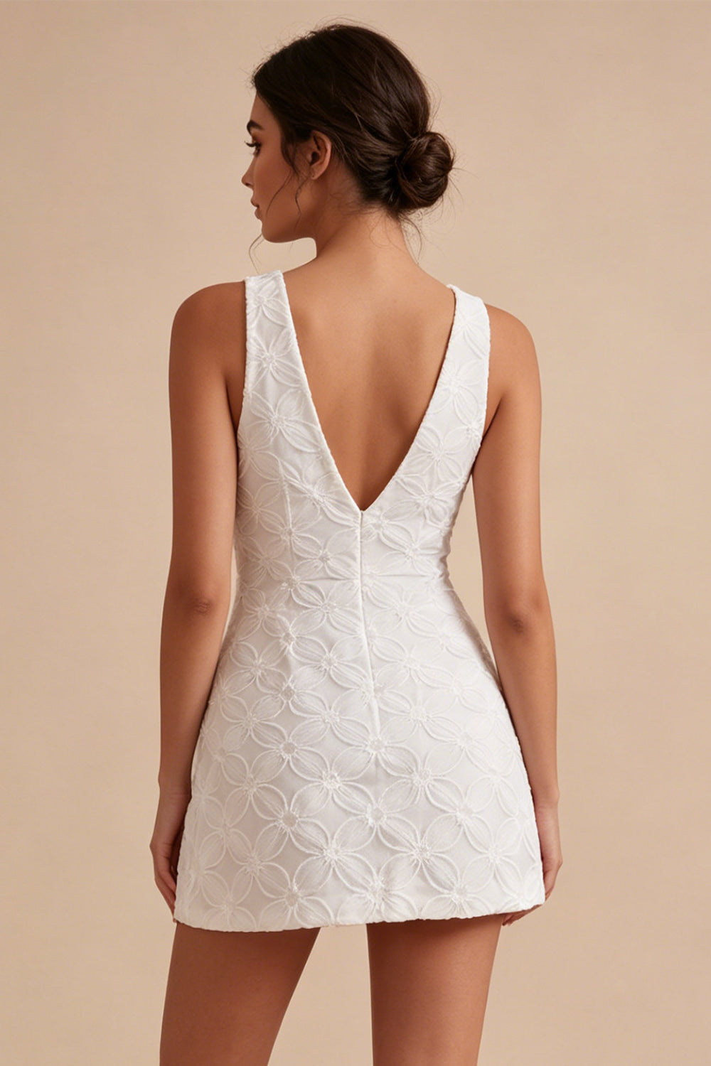 Vestido blanco corto de corte A con cuello de pico y flores en 3D