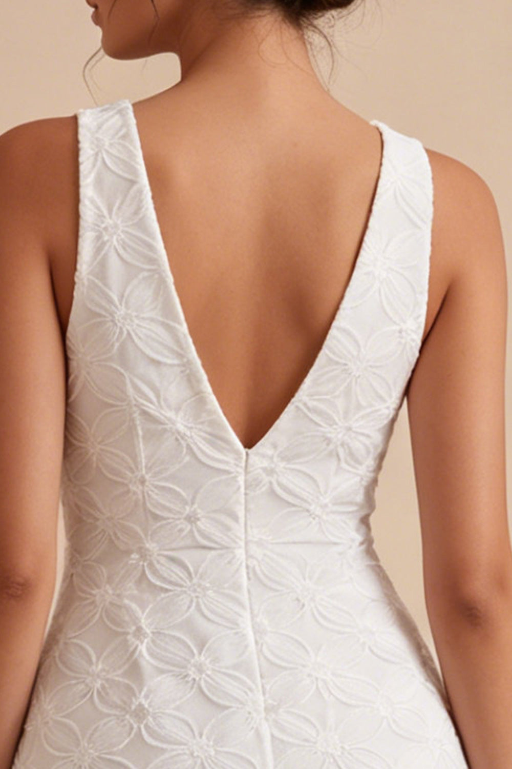 Vestido blanco corto de corte A con cuello de pico y flores en 3D