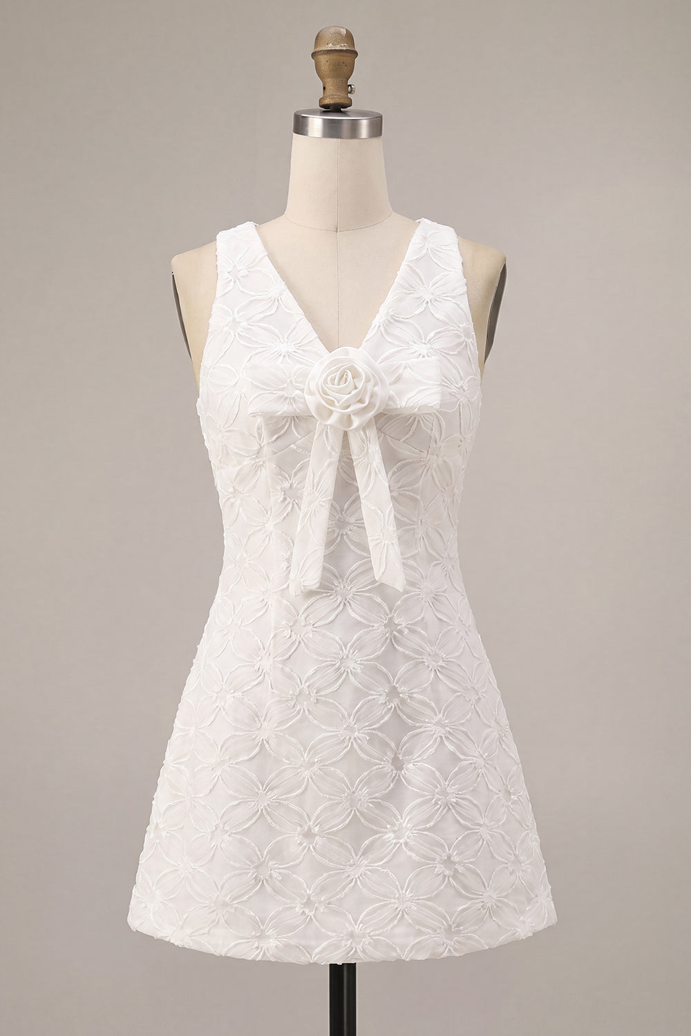 Vestido blanco corto de corte A con cuello de pico y flores en 3D