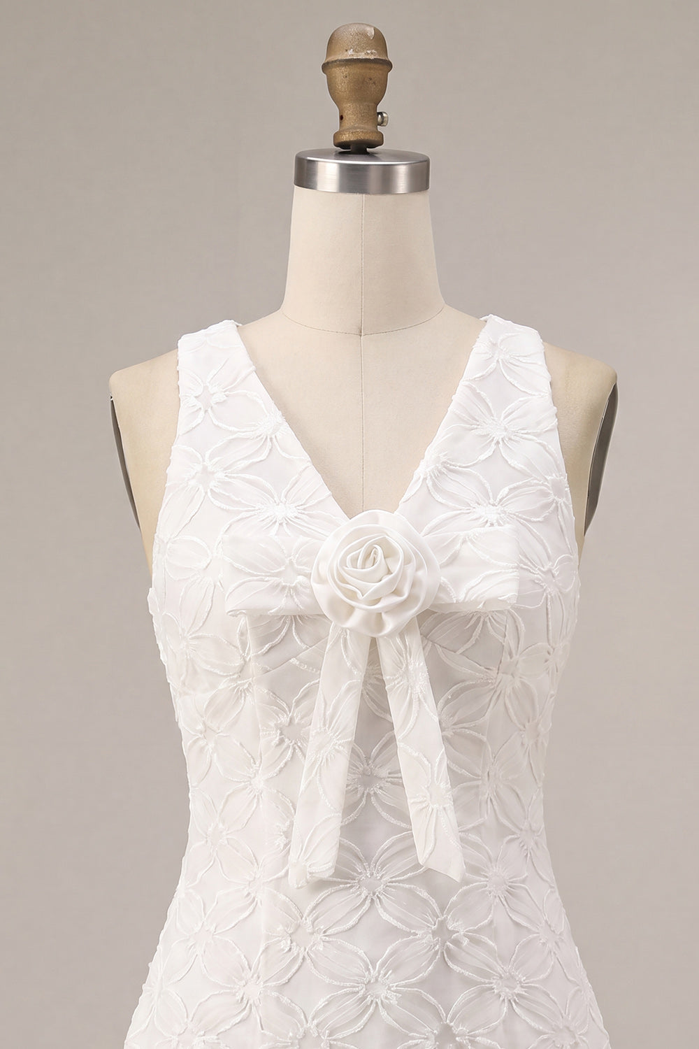 Vestido blanco corto de corte A con cuello de pico y flores en 3D
