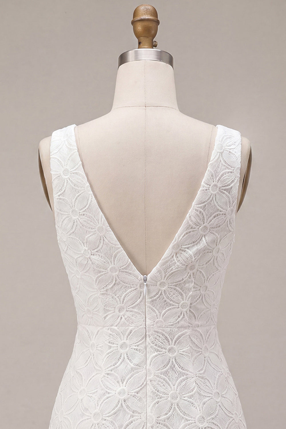 Vestido blanco corto de corte A con cuello de pico y flores en 3D