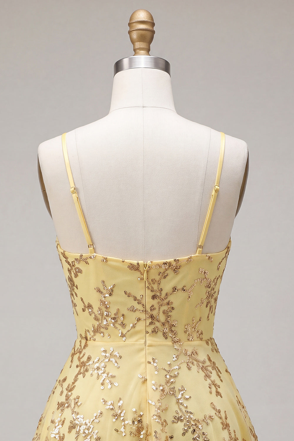 Robe de bal courte trapèze jaune à fines bretelles et sequins