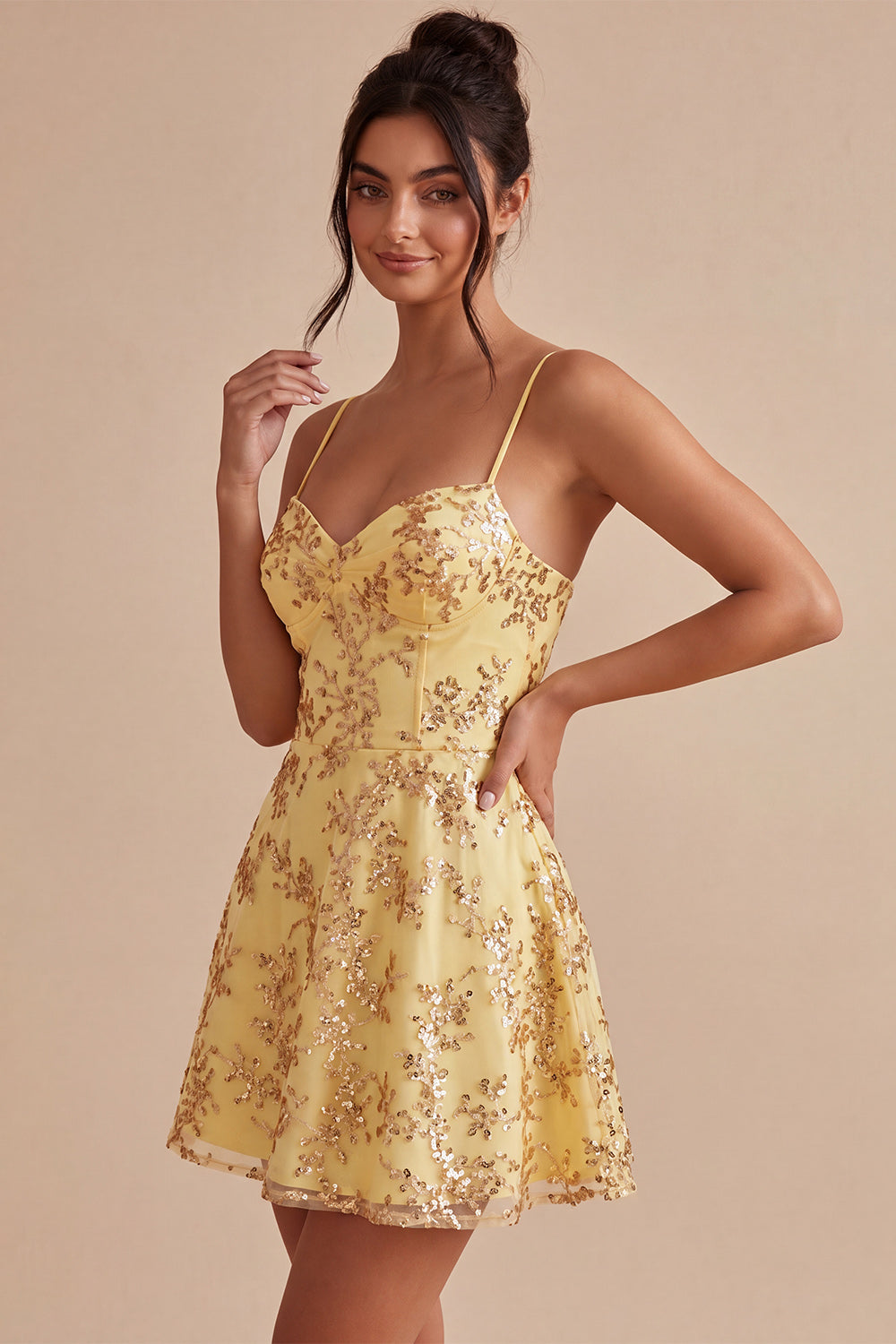 Robe de bal courte trapèze jaune à fines bretelles et sequins