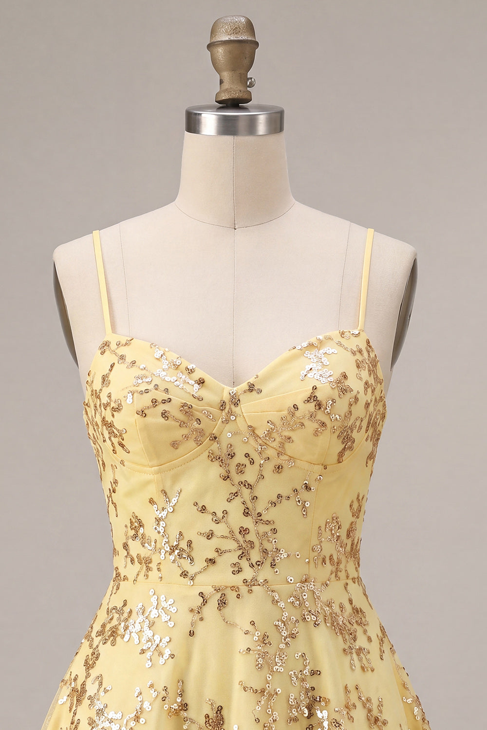 Robe de bal courte trapèze jaune à fines bretelles et sequins