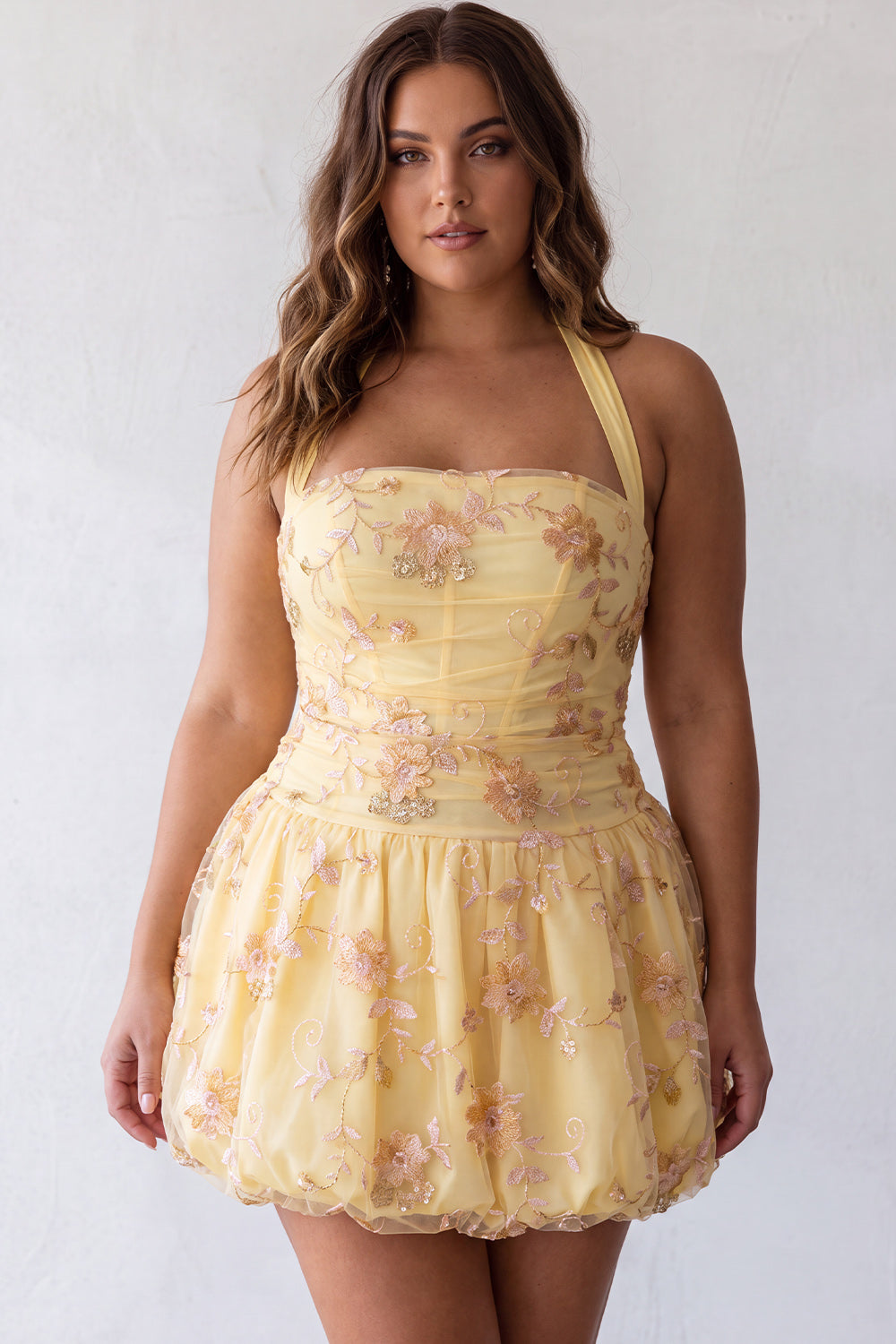 Vestido de Cumpleaños Amarillo con Cuello Halter en Línea A y Bordado Floral