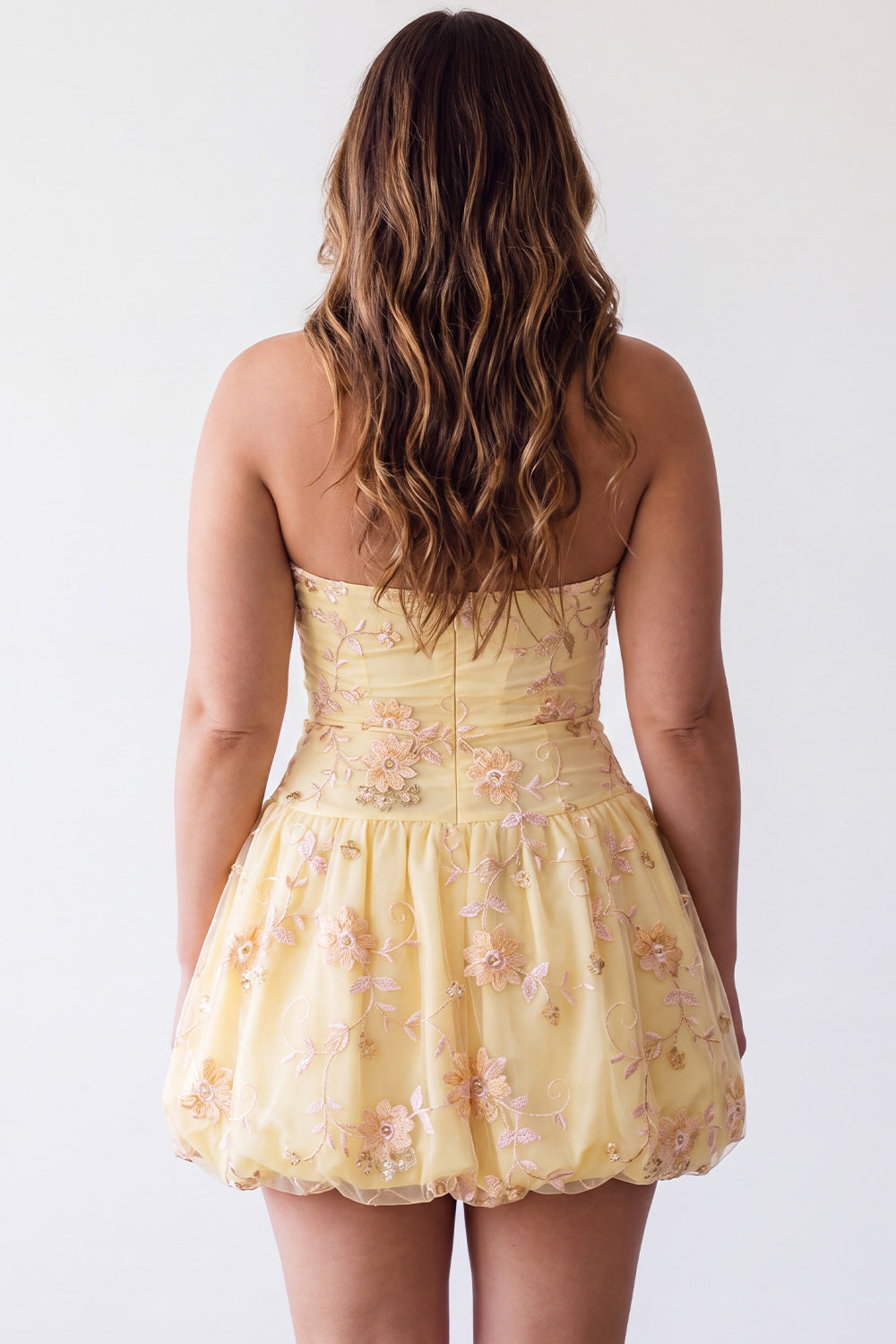 Vestido de Cumpleaños Amarillo con Cuello Halter en Línea A y Bordado Floral