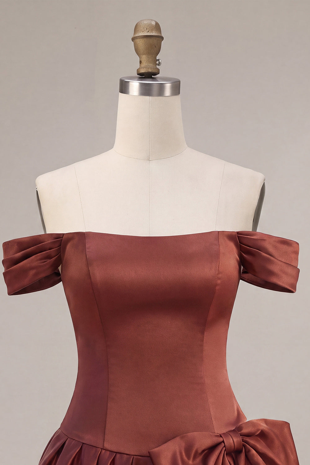 Vestido de bienvenida de satén escote Bardot en línea A color rosa desierto con lazo
