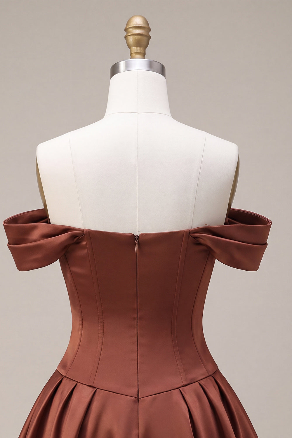 Vestido de bienvenida de satén escote Bardot en línea A color rosa desierto con lazo