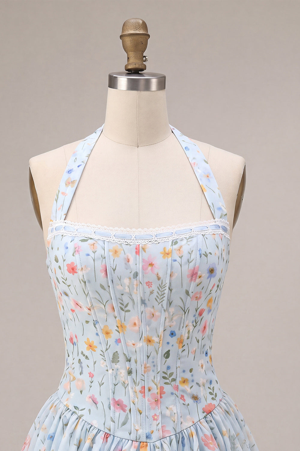 Robe courte de bal de fin d'année bleu ciel trapèze à licou, corset floral et volants