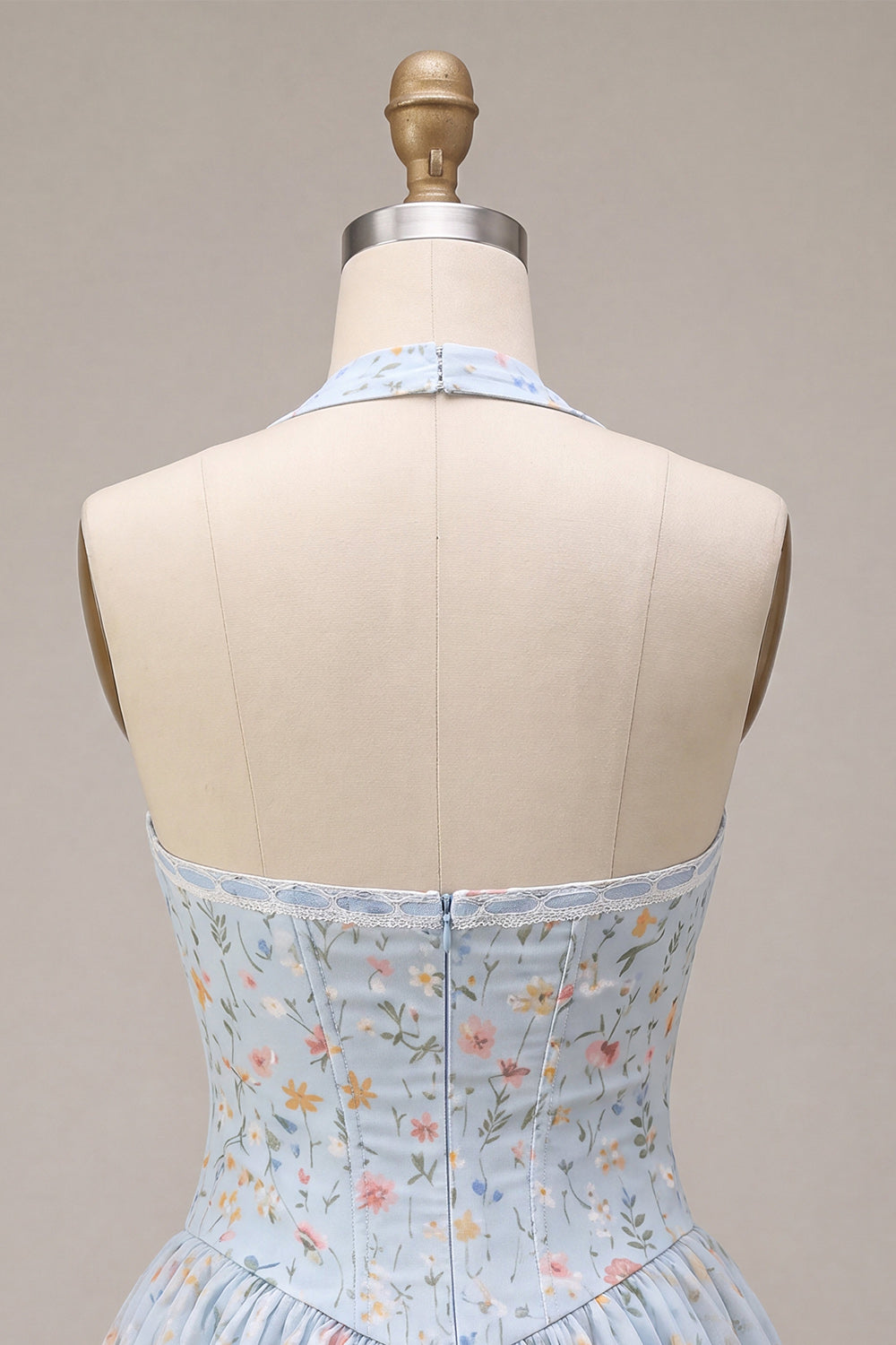 Robe courte de bal de fin d'année bleu ciel trapèze à licou, corset floral et volants