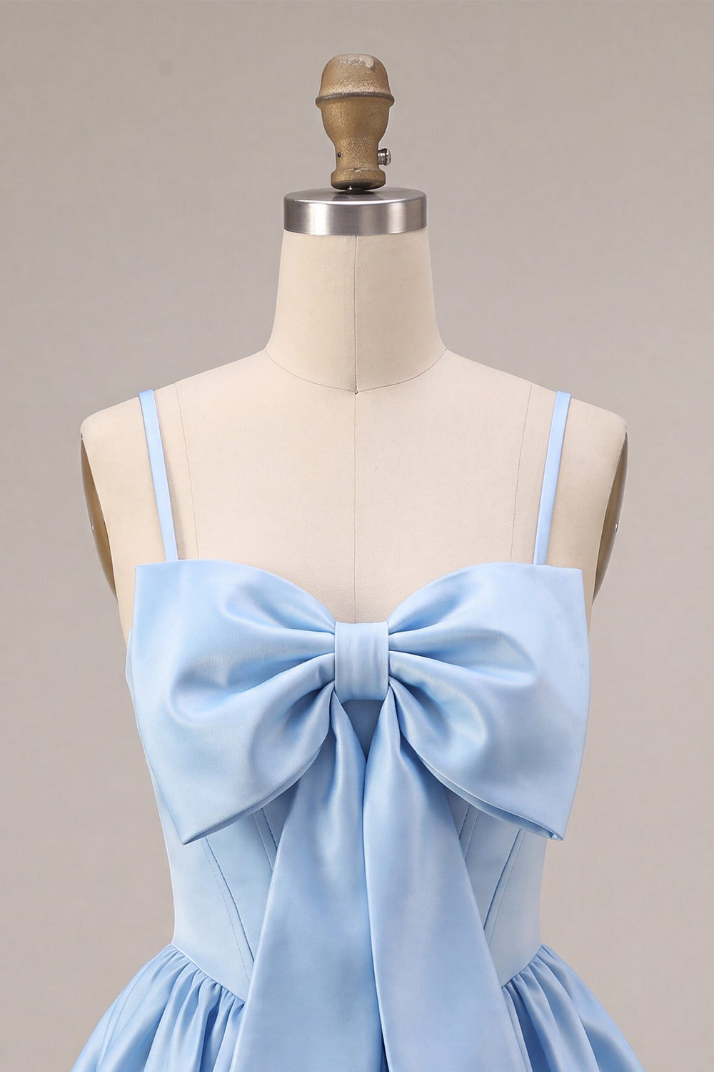 Robe de bal de fin d'année corset en satin bleu ciel trapèze avec fines bretelles et nœud