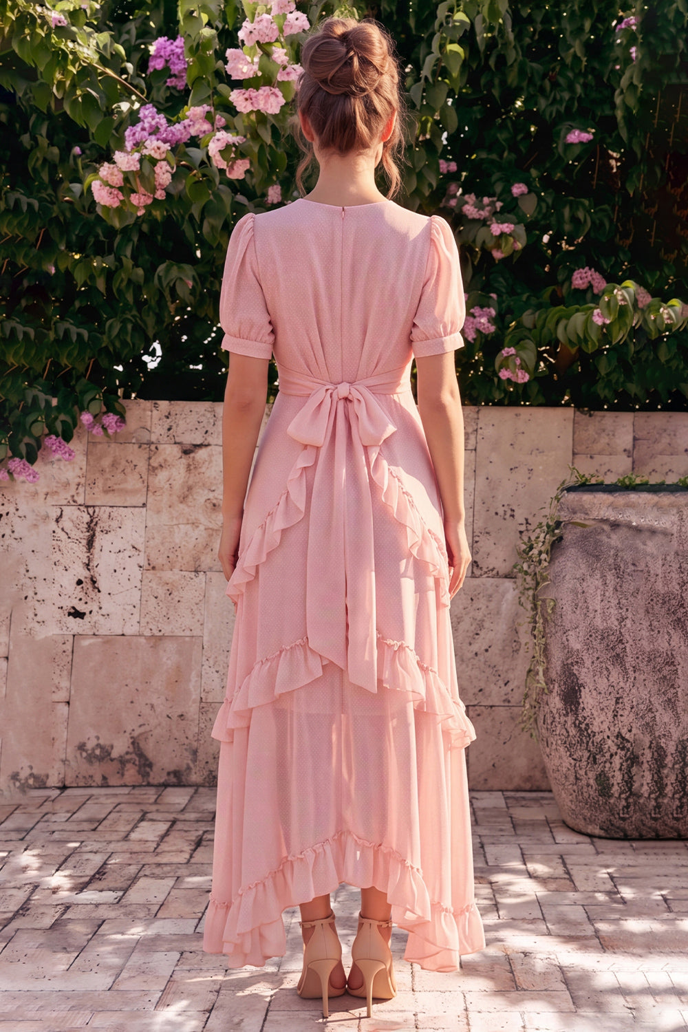 Robe midi asymétrique évasée en mousseline rose à col en V, volants et fleurs avec manches bouffantes