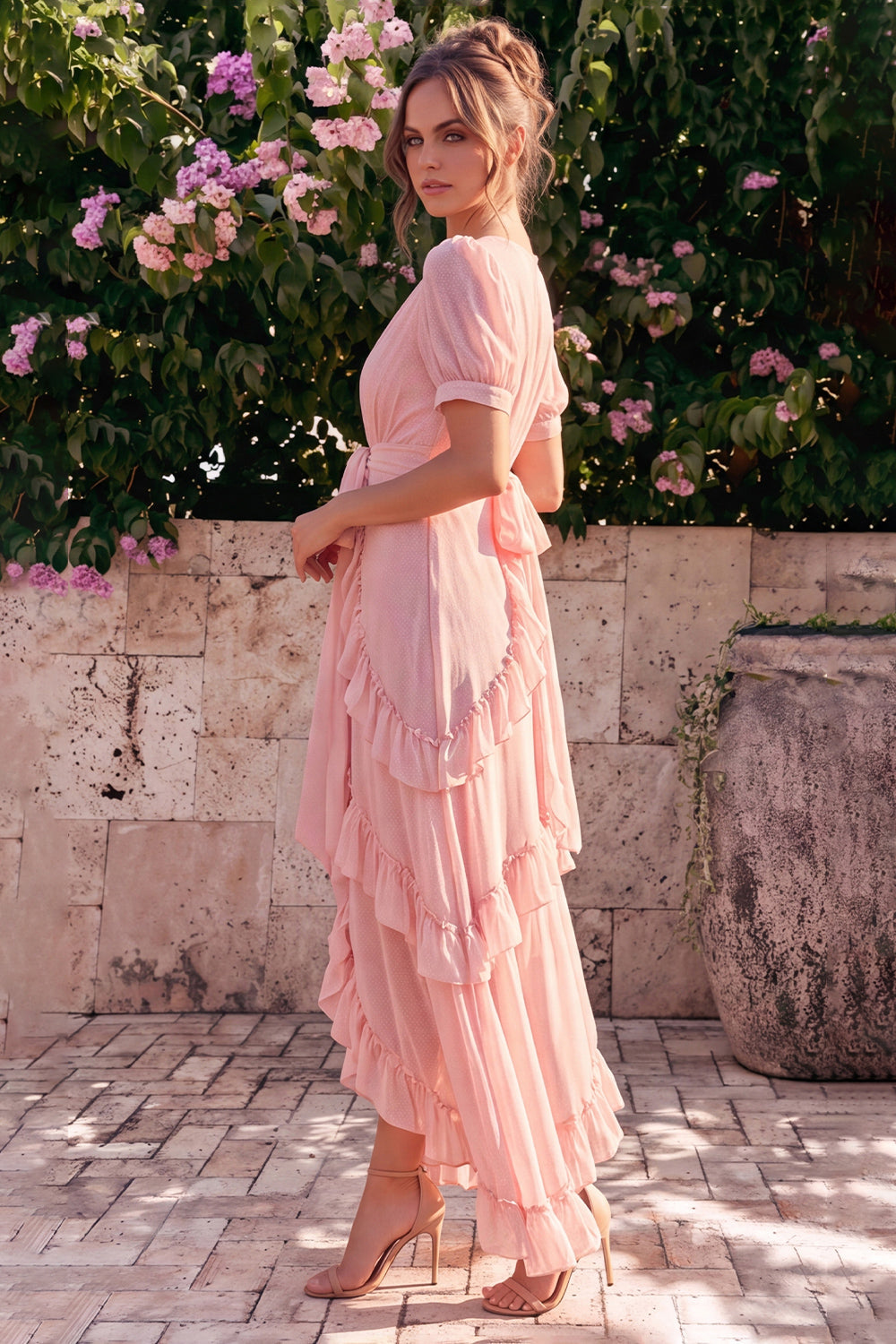 Robe midi asymétrique évasée en mousseline rose à col en V, volants et fleurs avec manches bouffantes