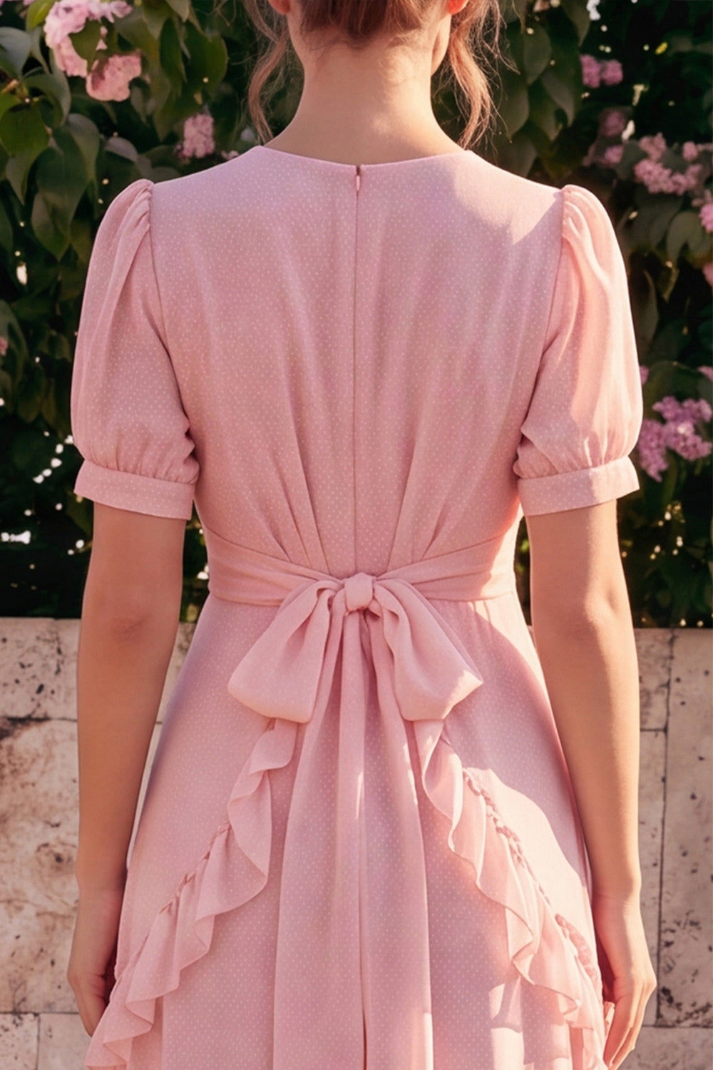 Robe midi asymétrique évasée en mousseline rose à col en V, volants et fleurs avec manches bouffantes