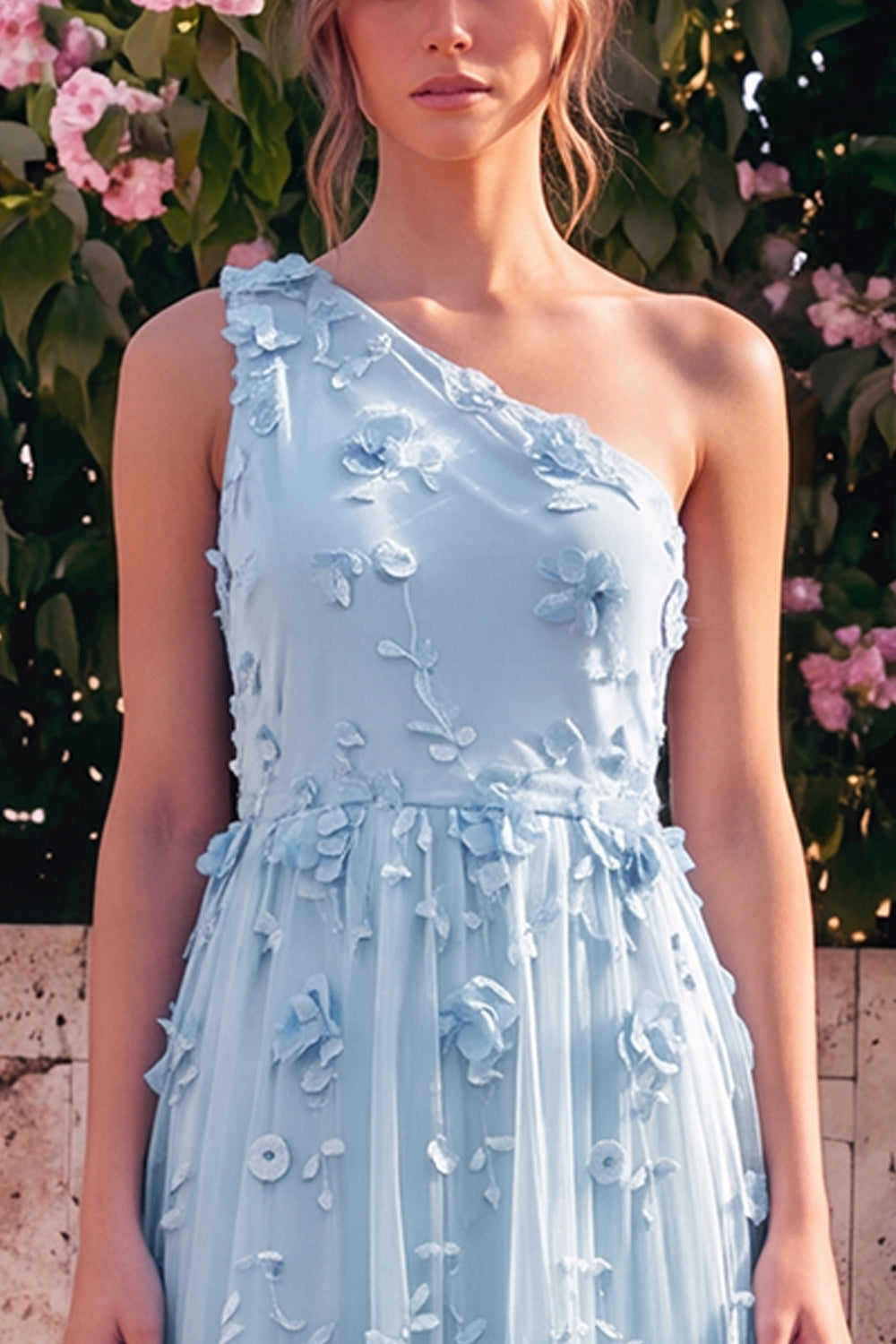 Robe longue asymétrique bleu clair avec fleurs en 3D