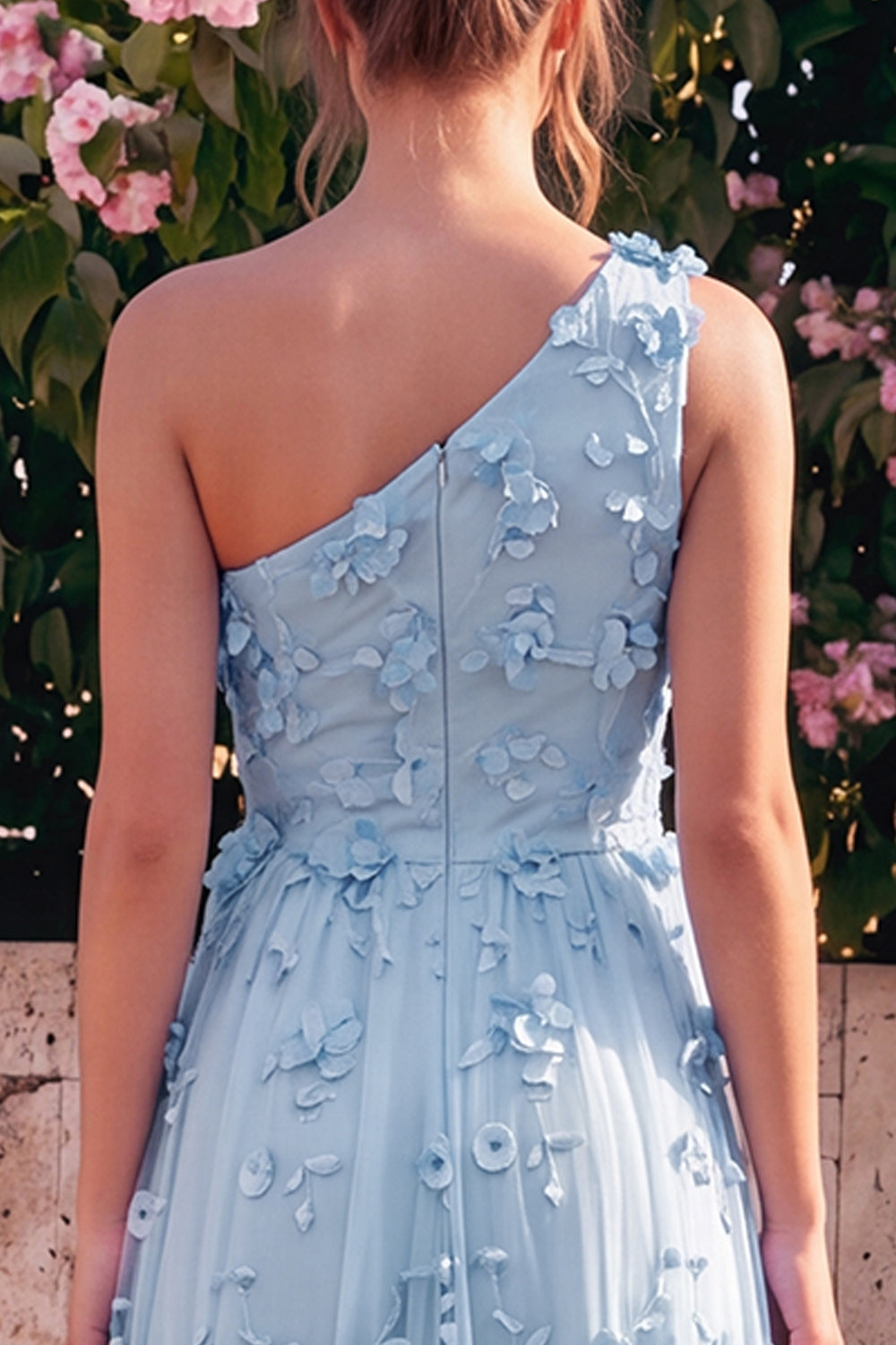 Robe longue asymétrique bleu clair avec fleurs en 3D