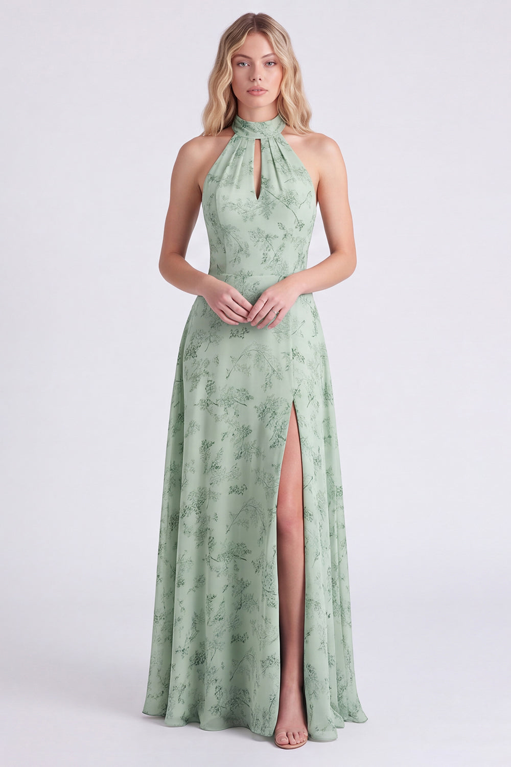 Robe de demoiselle d'honneur longue en mousseline de soie fleurie coupe évasée avec fente, col licou vert sauge