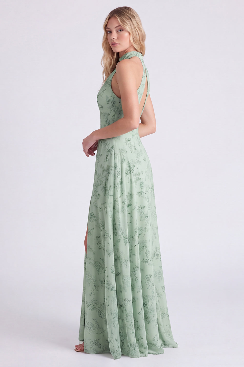 Robe de demoiselle d'honneur longue en mousseline de soie fleurie coupe évasée avec fente, col licou vert sauge