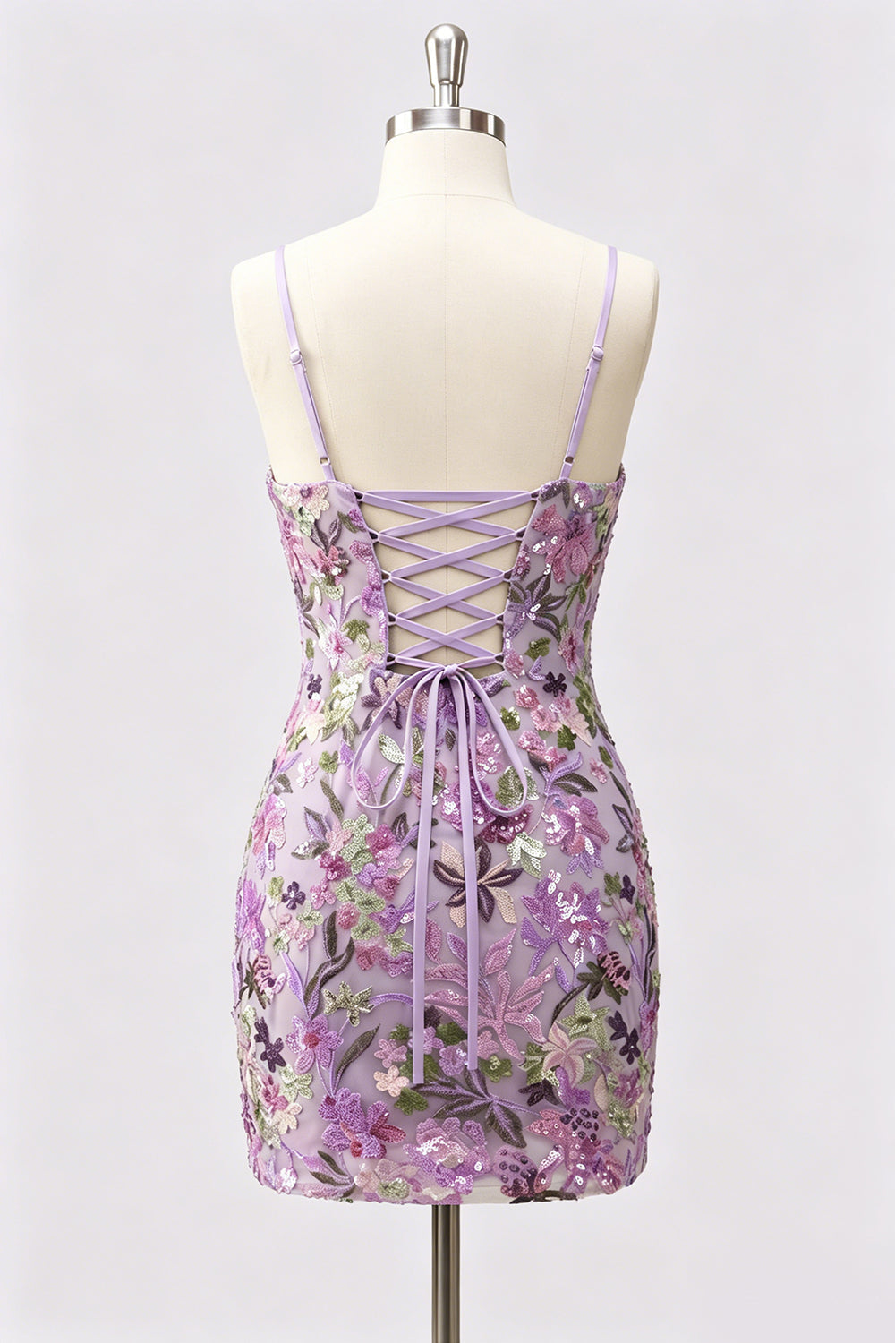 Robe courte de cocktail moulante lilas brodée de fleurs et de paillettes, avec laçage au dos