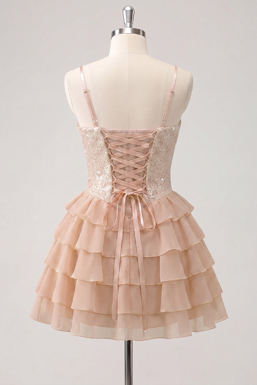 Robe de bal bustier rose trapèze à volants, sequins et dos lacé
