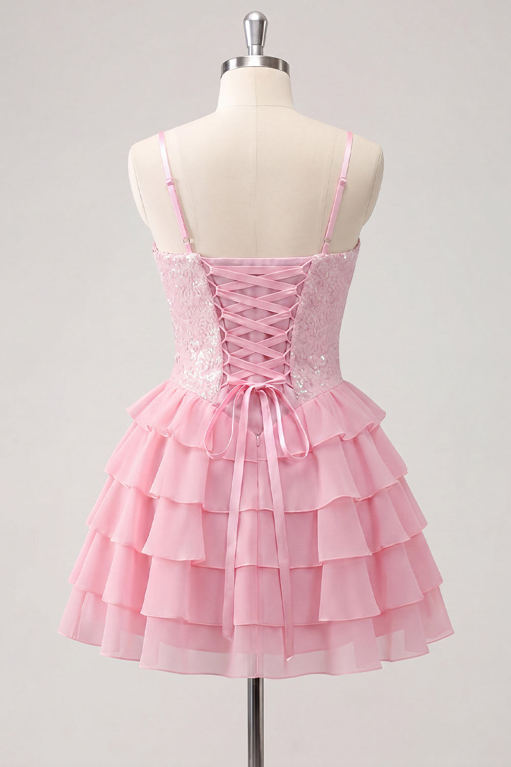 Robe de bal bustier rose trapèze à volants, sequins et dos lacé