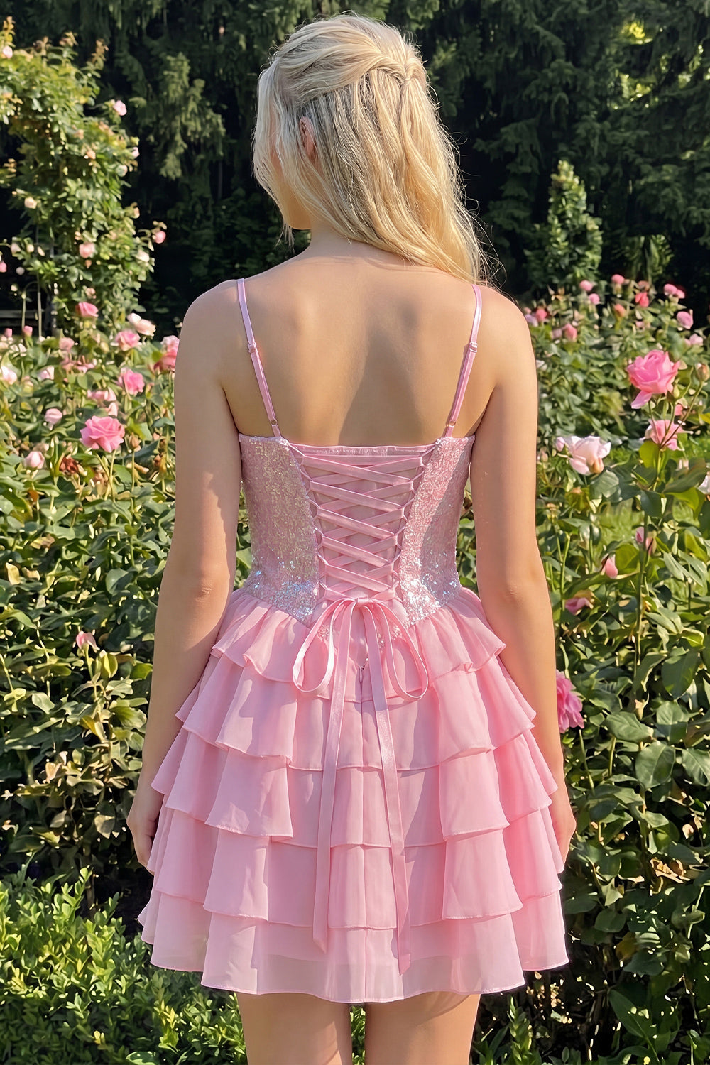 Robe de bal bustier rose trapèze à volants, sequins et dos lacé