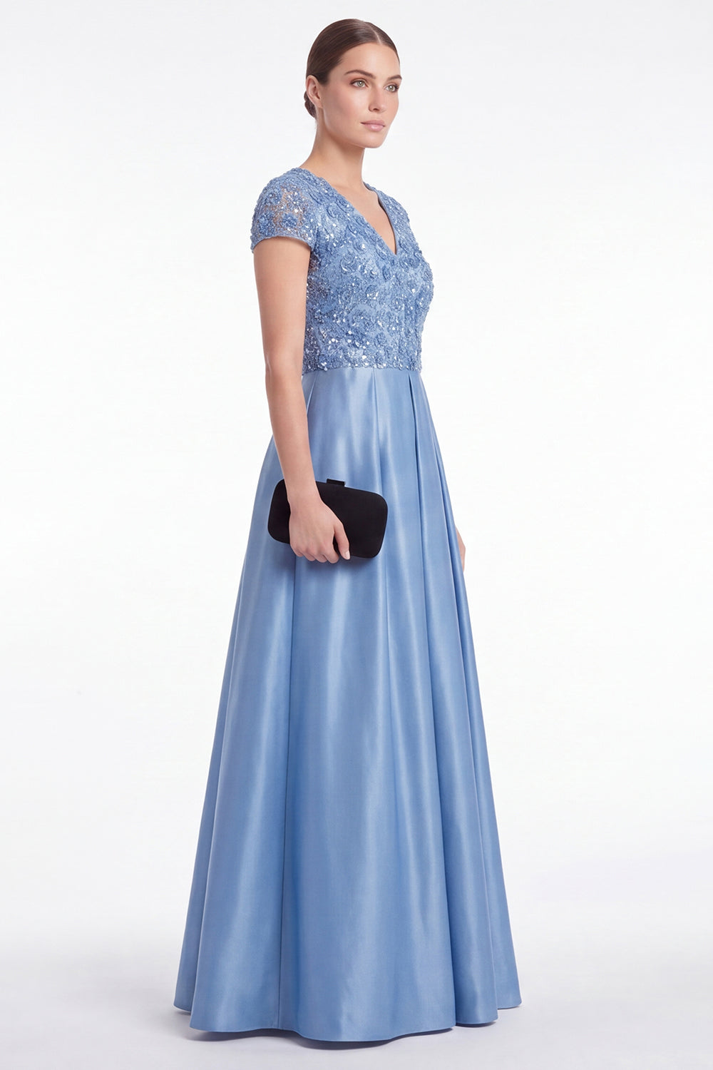 Robe longue de mère de la mariée trapèze bleue en satin à sequins avec col en V et manches courtes