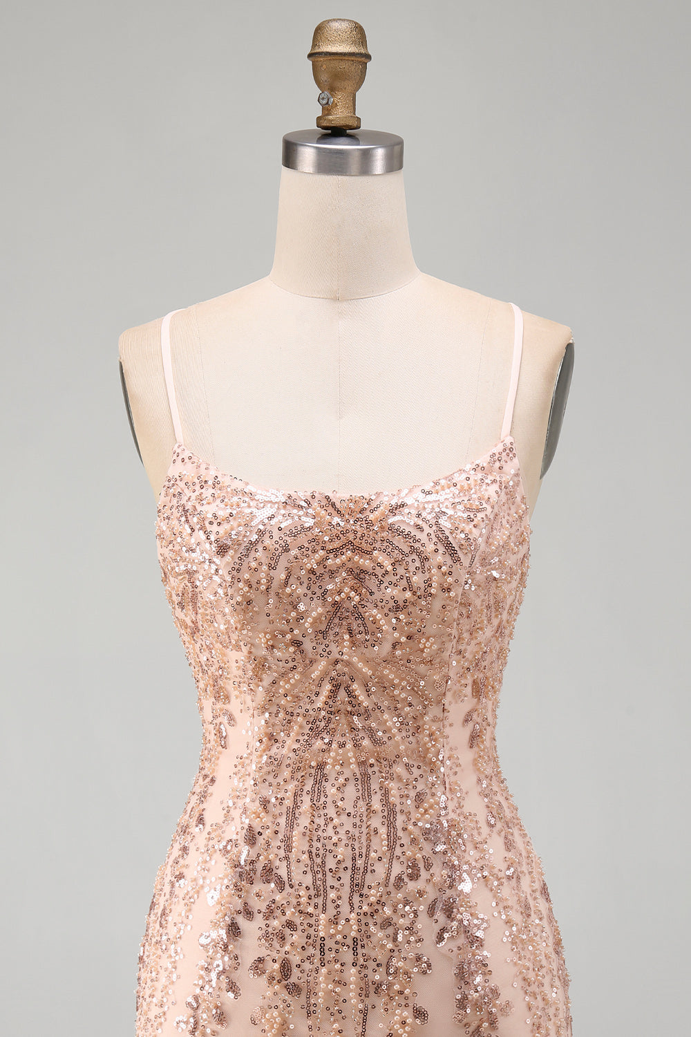 Robe de cocktail courte moulante en champagne à paillettes avec dos lacé