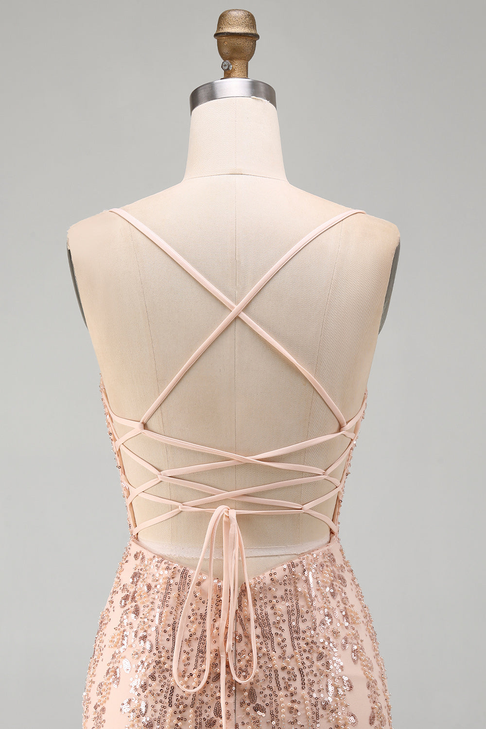 Robe de cocktail courte moulante en champagne à paillettes avec dos lacé