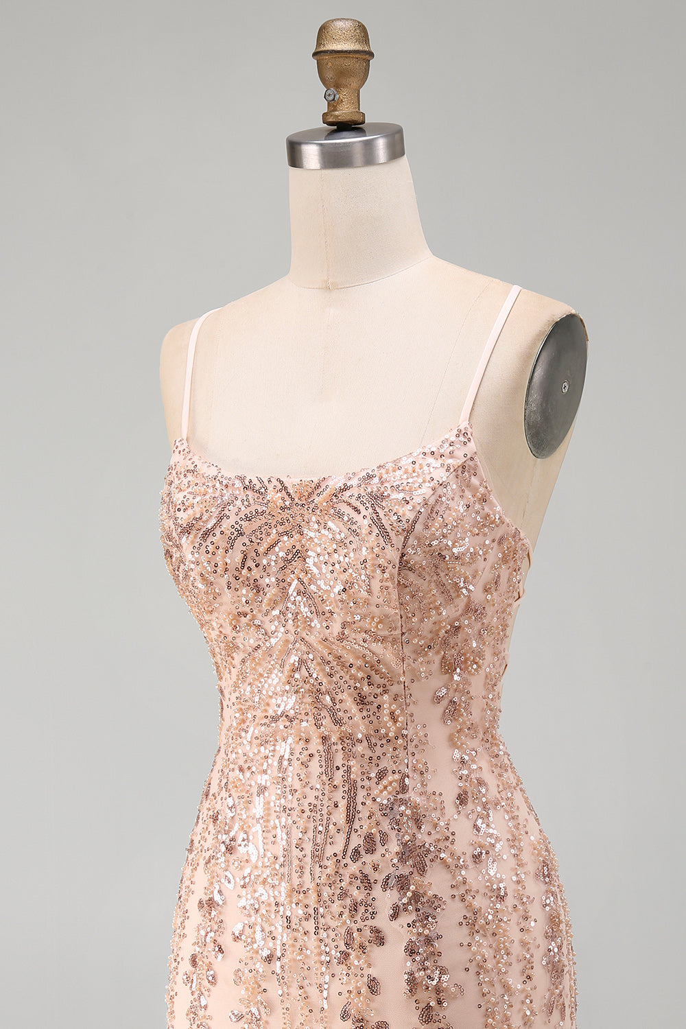 Robe de cocktail courte moulante en champagne à paillettes avec dos lacé