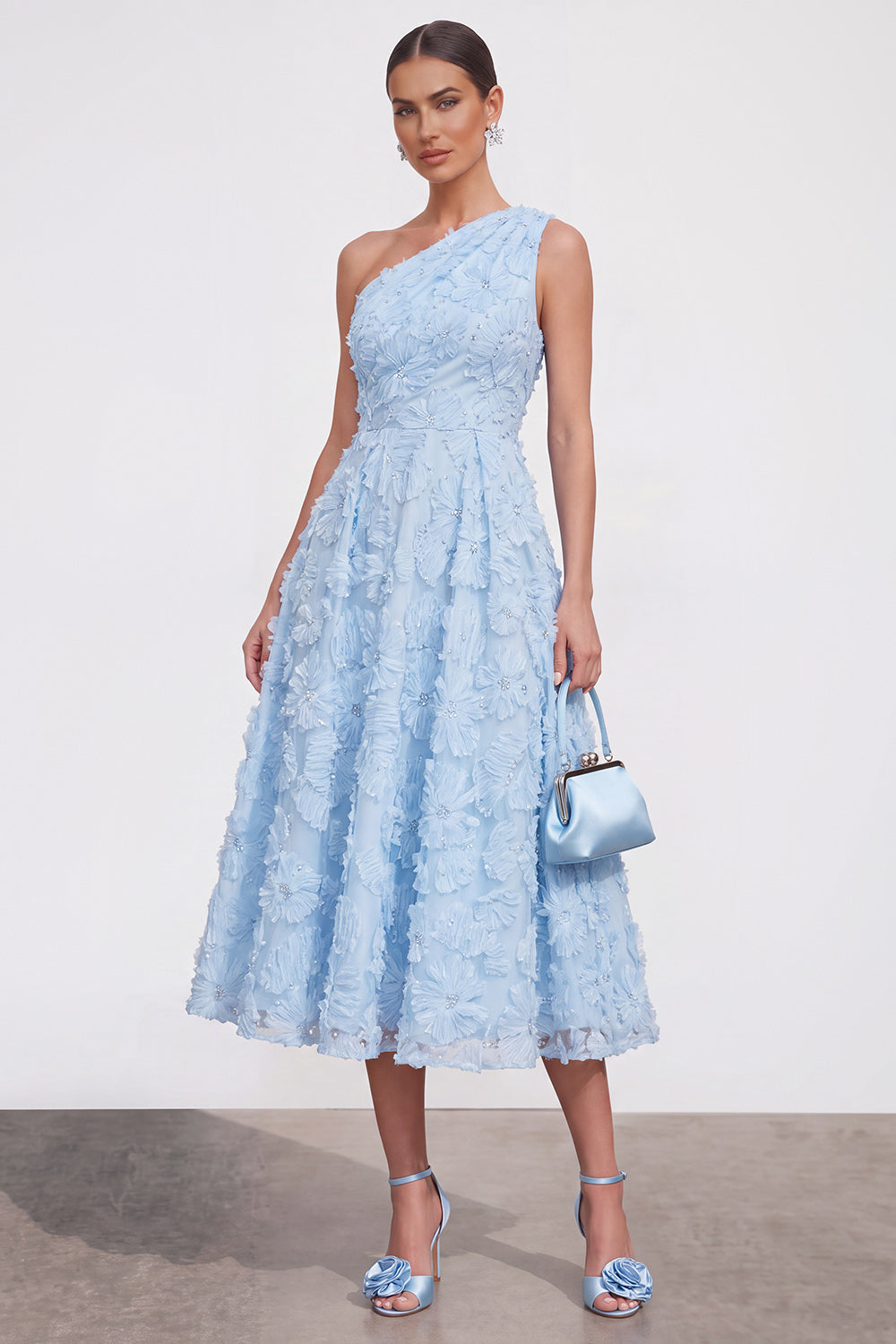 Vestido midi floral azul de línea A con un hombro y pedrería