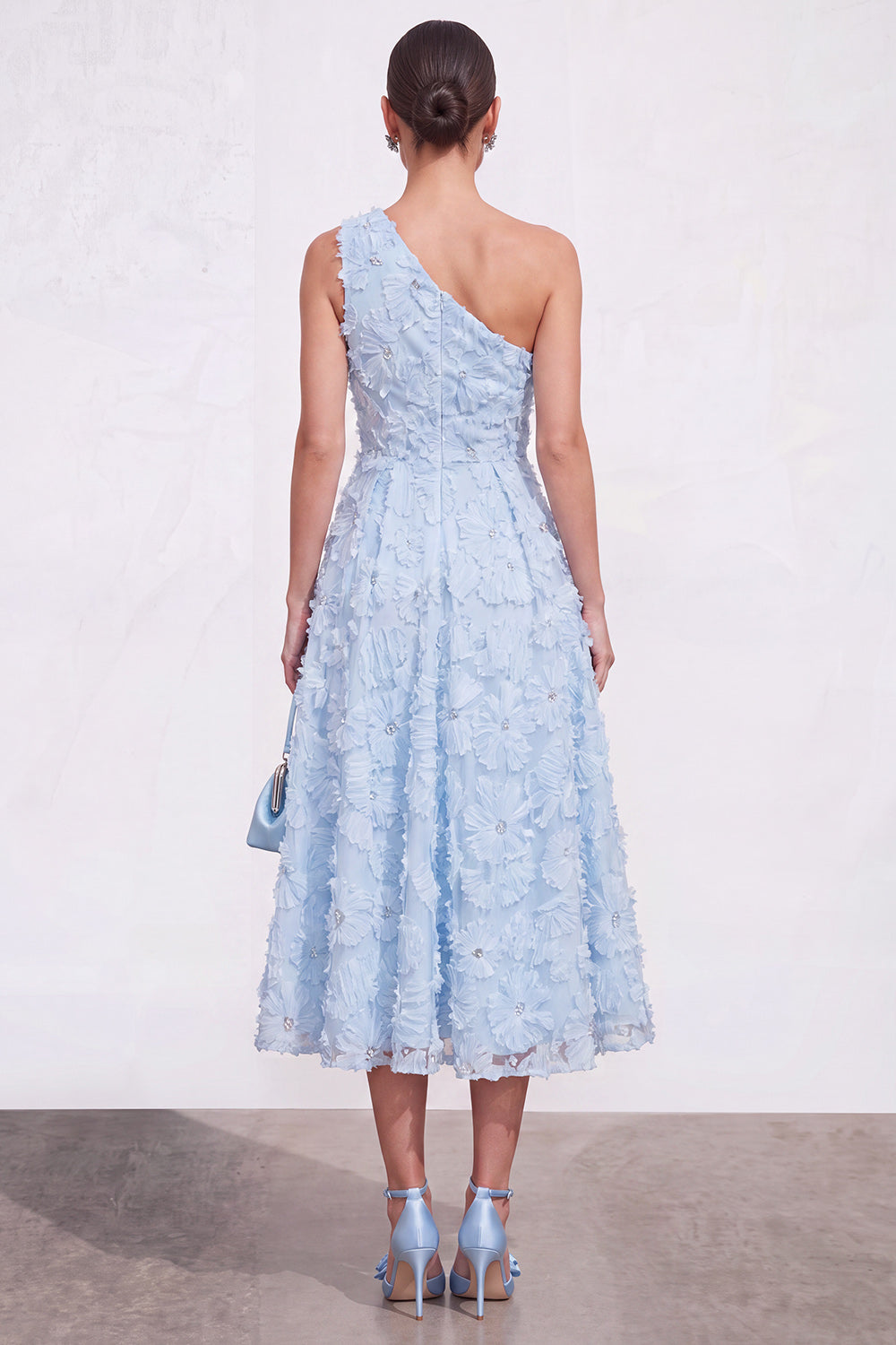 Vestido midi floral azul de línea A con un hombro y pedrería