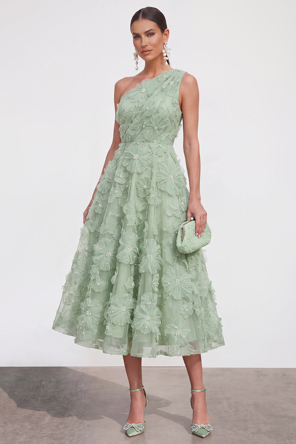 Vestido midi floral azul de línea A con un hombro y pedrería