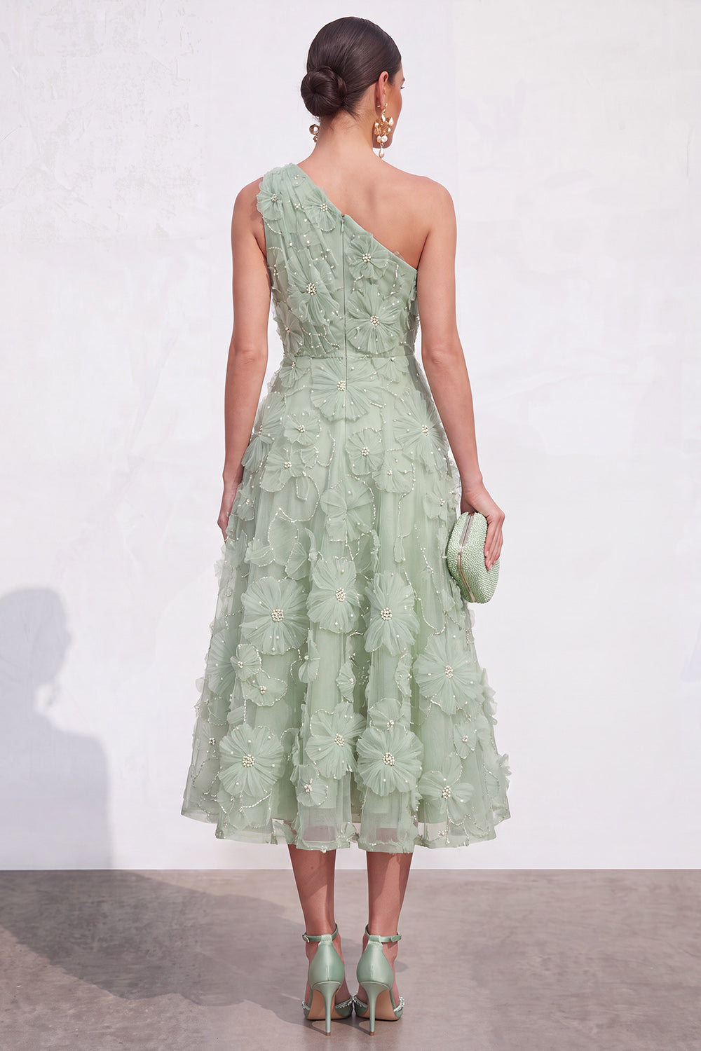 Vestido midi floral azul de línea A con un hombro y pedrería