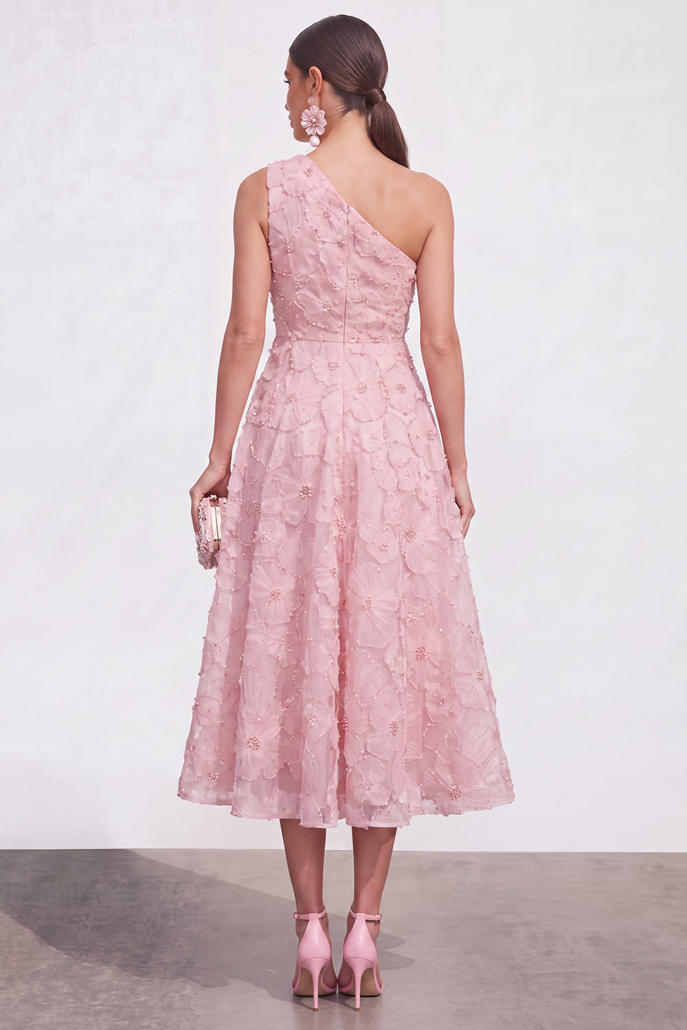 Vestido midi floral azul de línea A con un hombro y pedrería