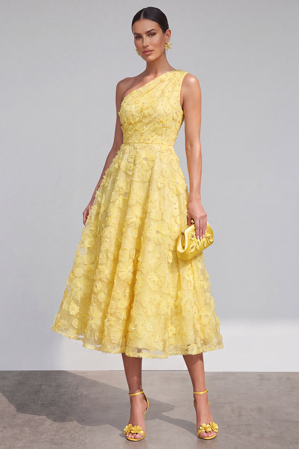 Vestido midi floral azul de línea A con un hombro y pedrería