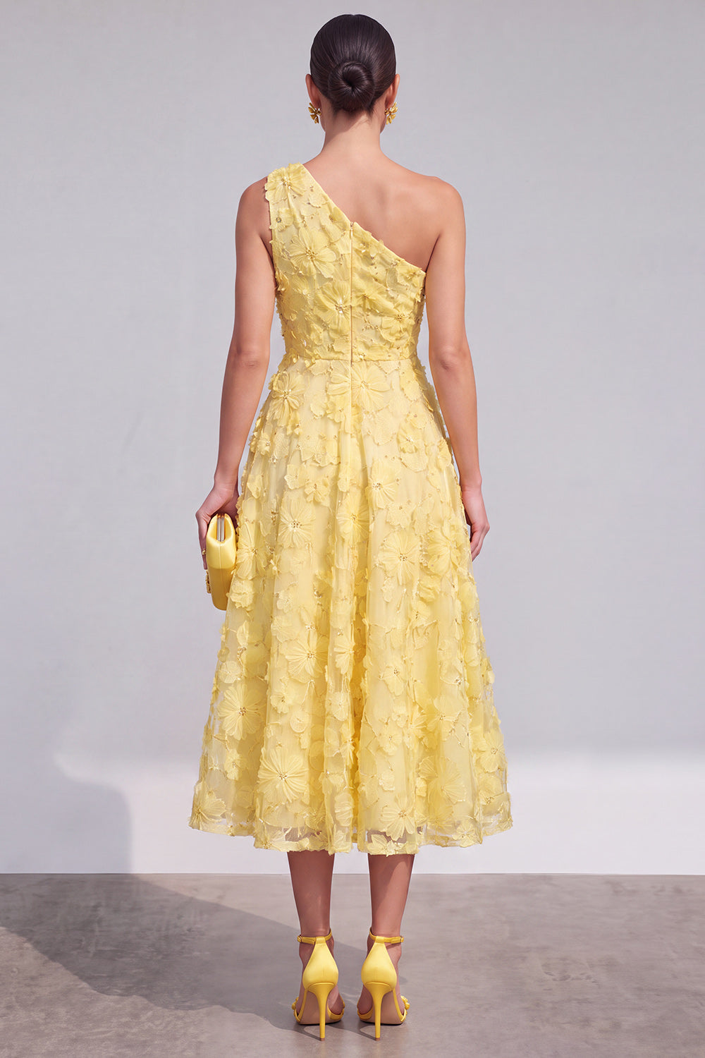 Vestido midi floral azul de línea A con un hombro y pedrería