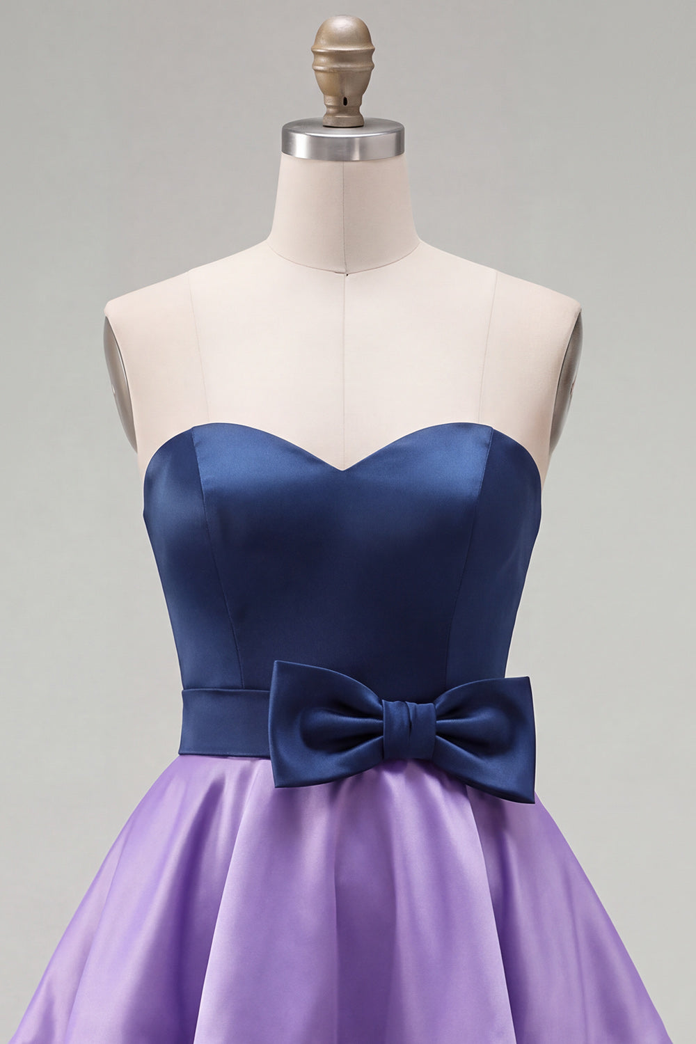 Robe de bal plissée en satin bleu marine et violet, coupe évasée, encolure cœur, avec nœud