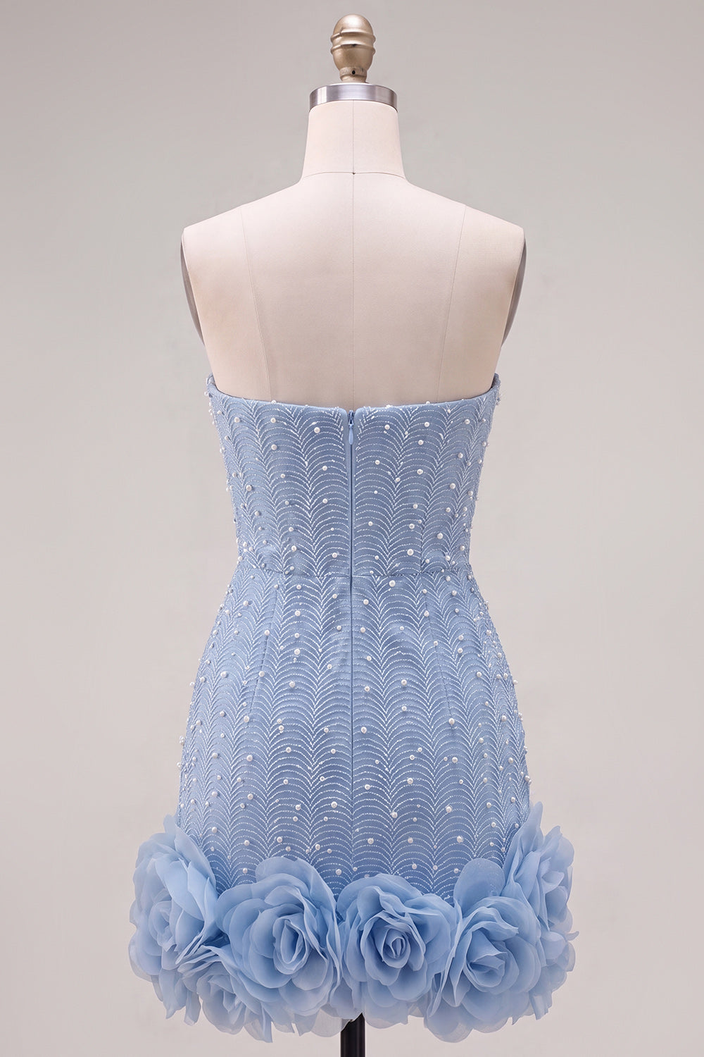 Vestido de fiesta azul sin tirantes entallado con perlas y flores 3D