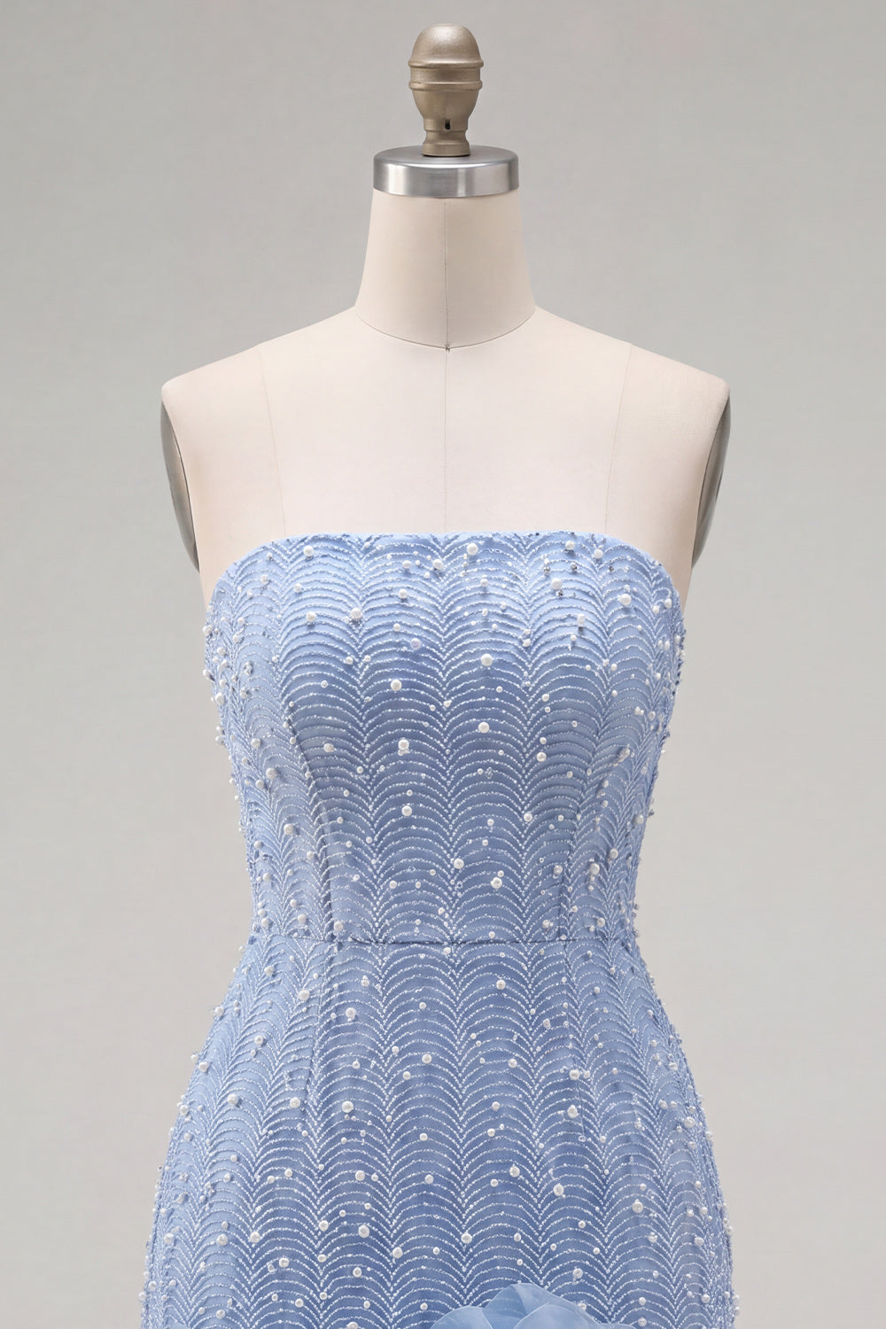Vestido de fiesta azul sin tirantes entallado con perlas y flores 3D