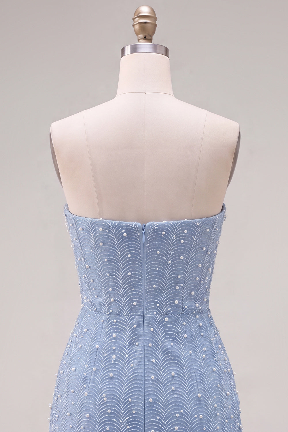 Vestido de fiesta azul sin tirantes entallado con perlas y flores 3D
