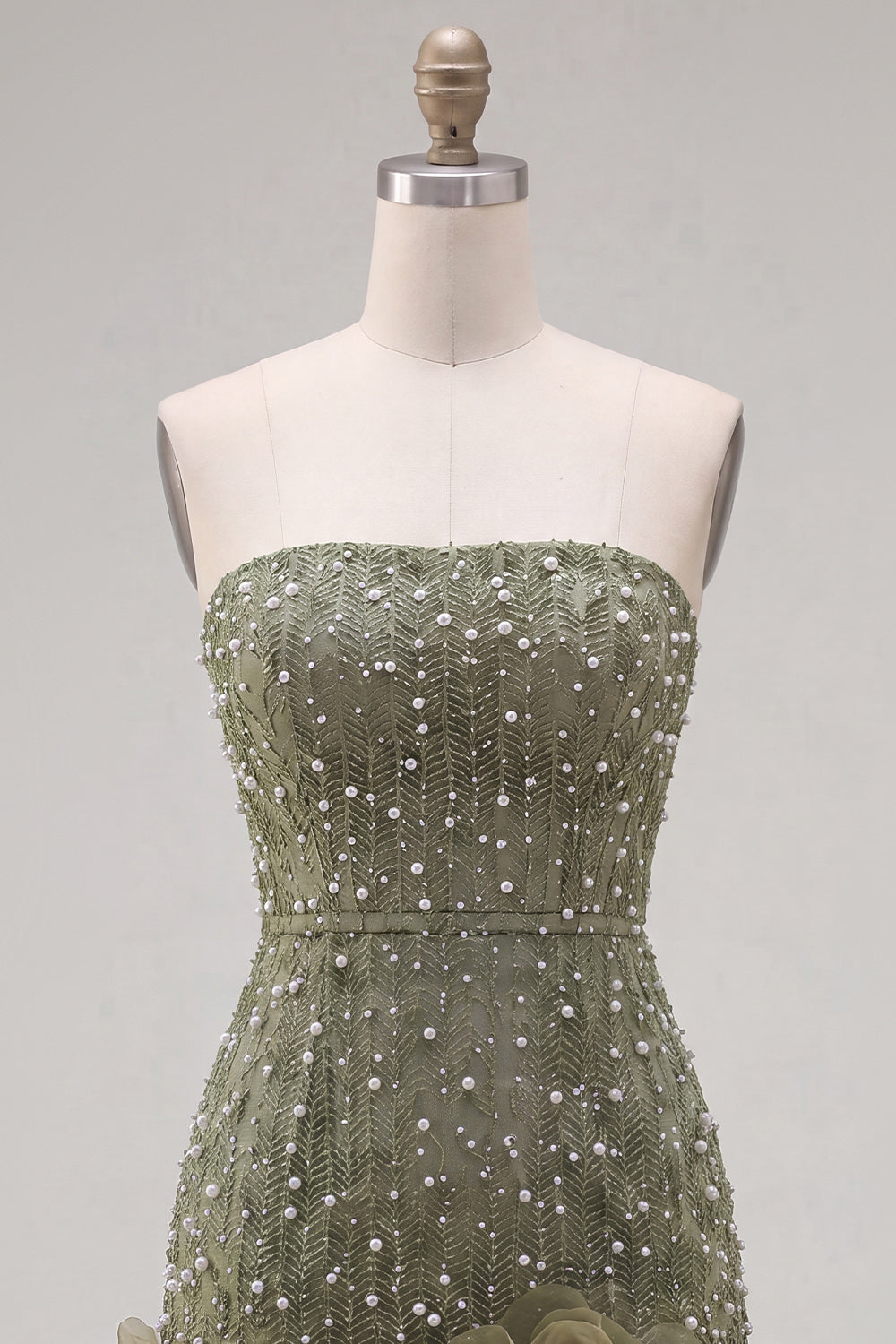 Vestido de fiesta azul sin tirantes entallado con perlas y flores 3D