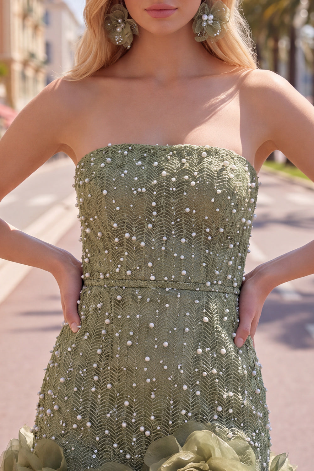 Vestido de fiesta azul sin tirantes entallado con perlas y flores 3D