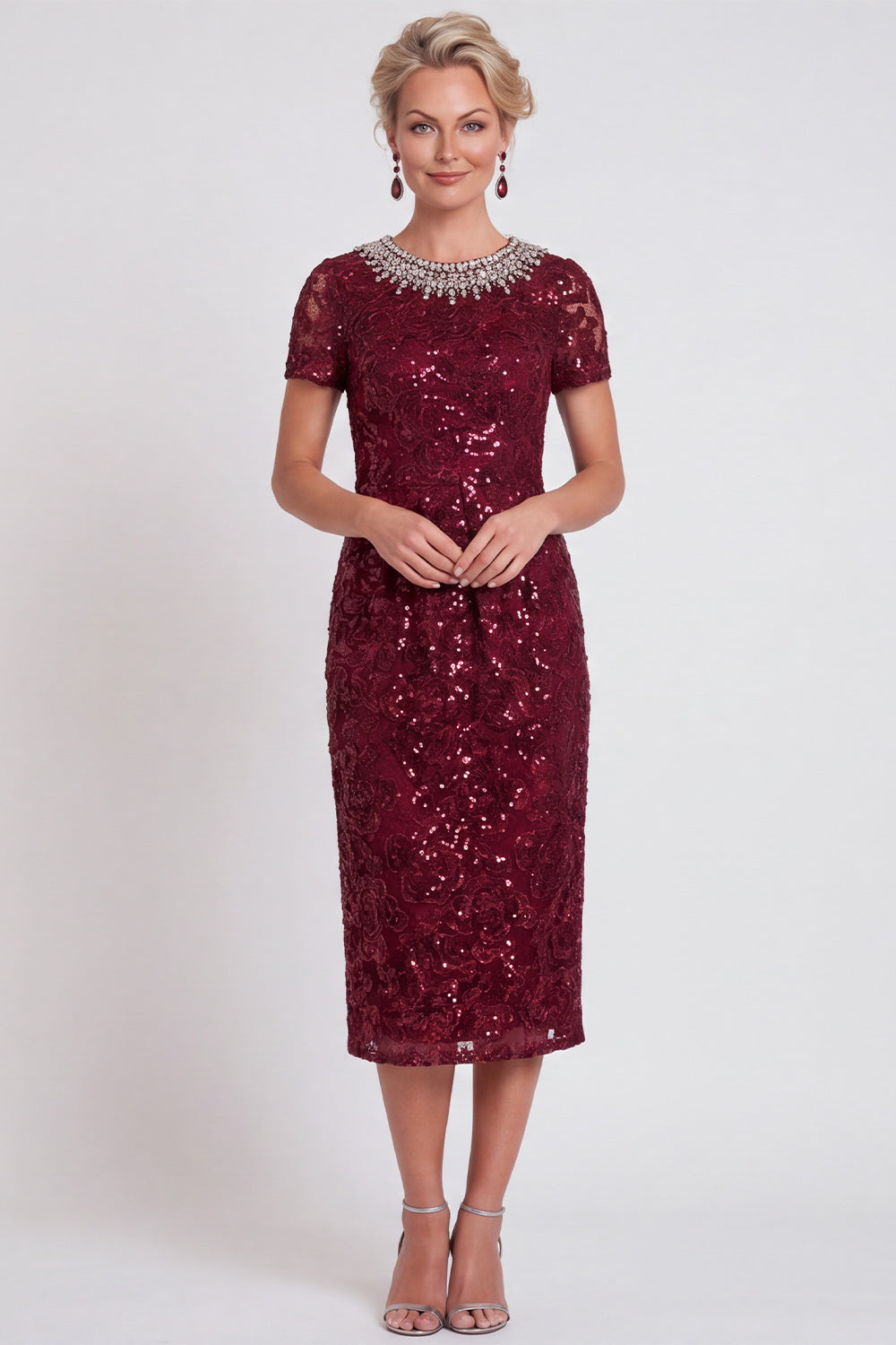 Robe midi fourreau noire scintillante à col rond, ornée de sequins et de perles, idéale pour la mère de la mariée