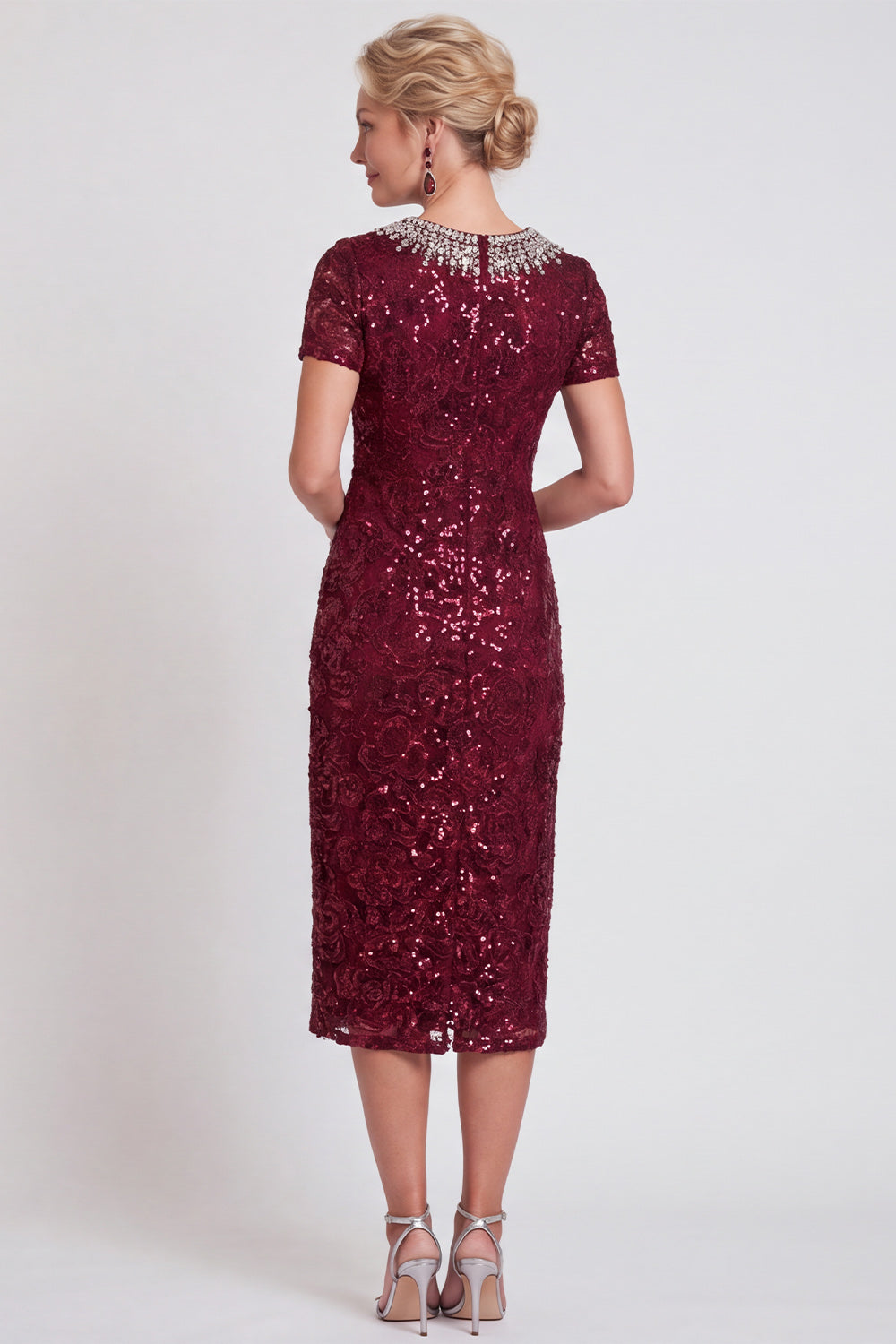 Robe midi fourreau noire scintillante à col rond, ornée de sequins et de perles, idéale pour la mère de la mariée