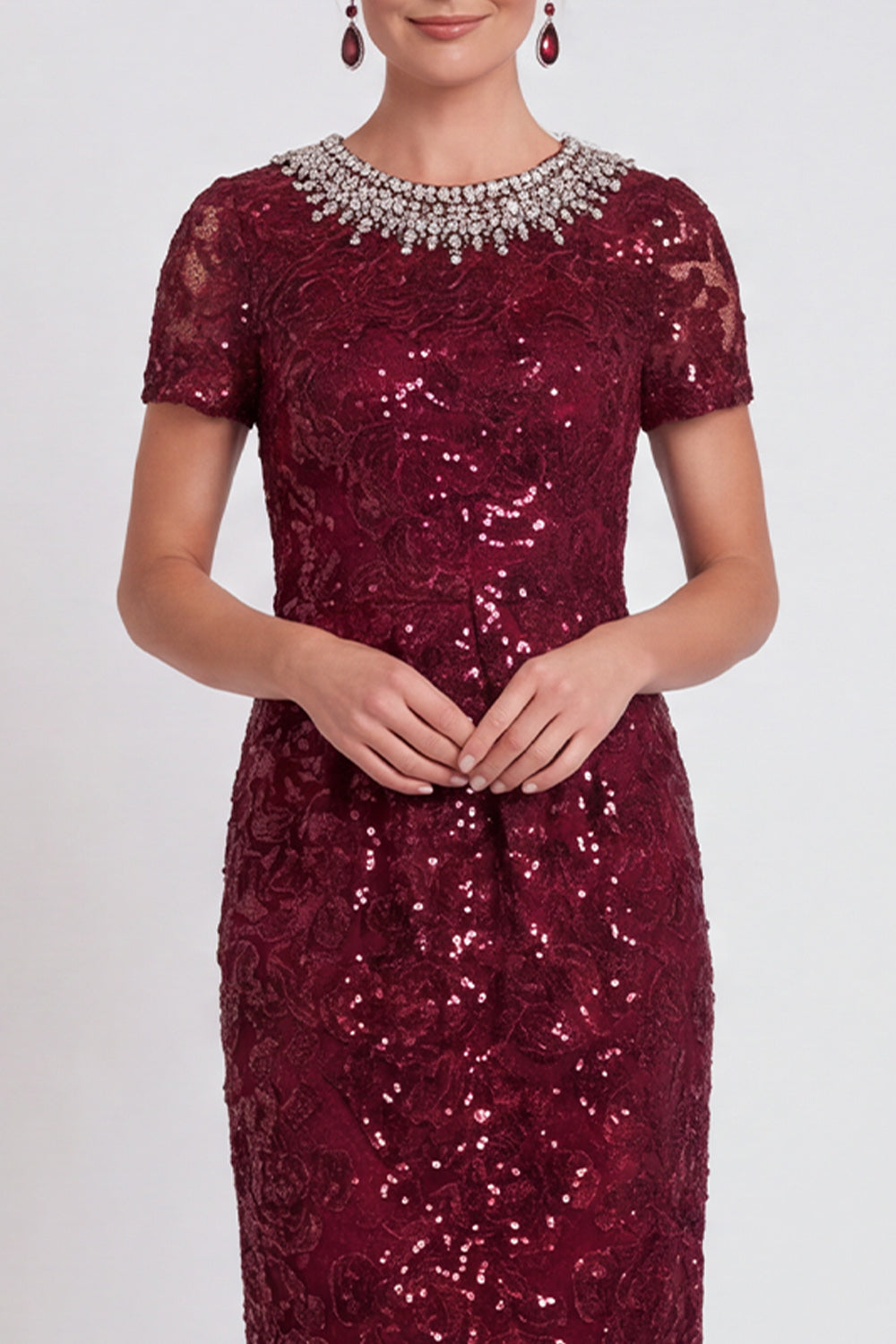 Robe midi fourreau noire scintillante à col rond, ornée de sequins et de perles, idéale pour la mère de la mariée